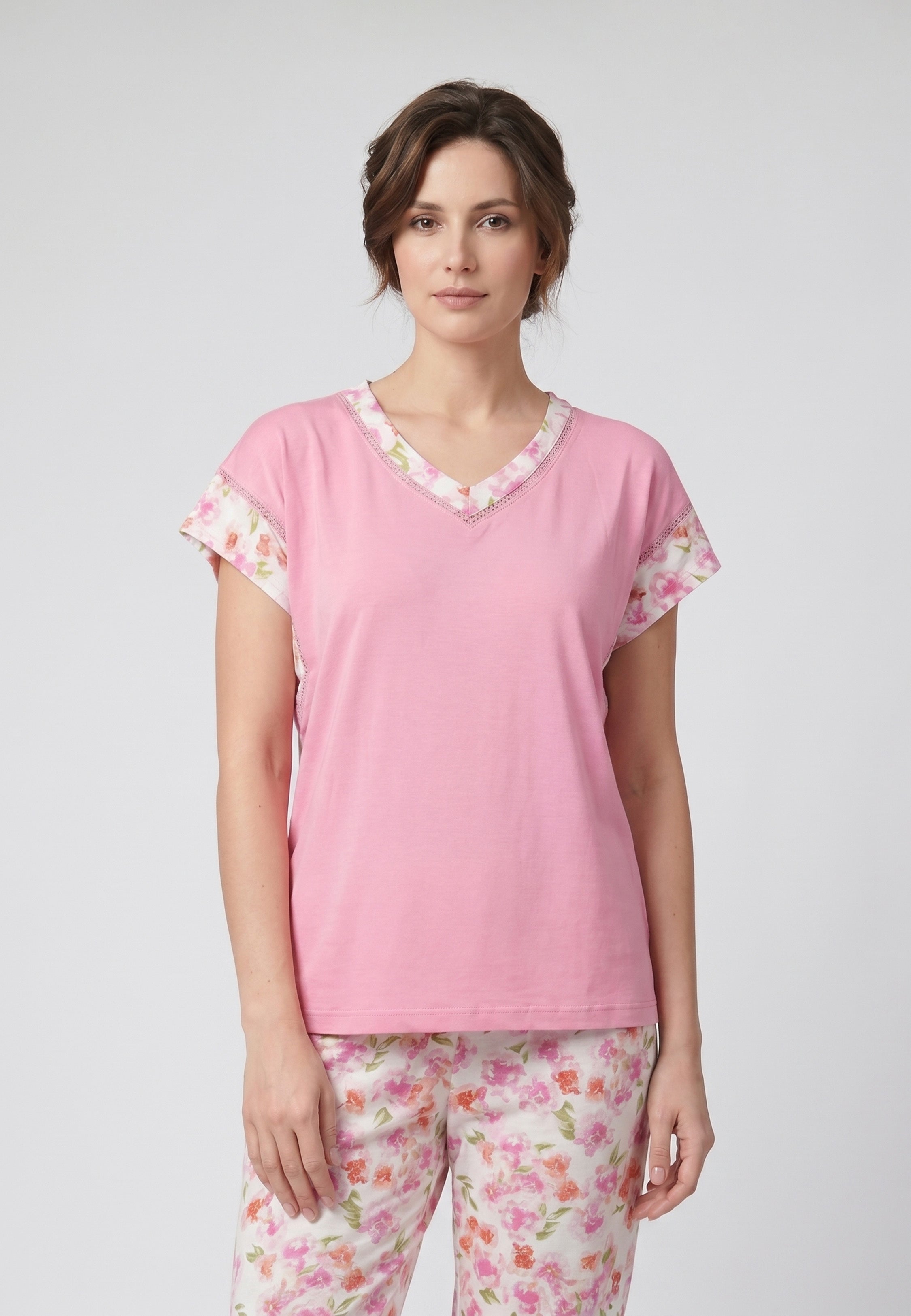 Femme portant un pyjama deux pièces t-shirt rose col V manches imprimé fleuri et pantalon long imprimé fleuri multicolore Rosabella Floralys