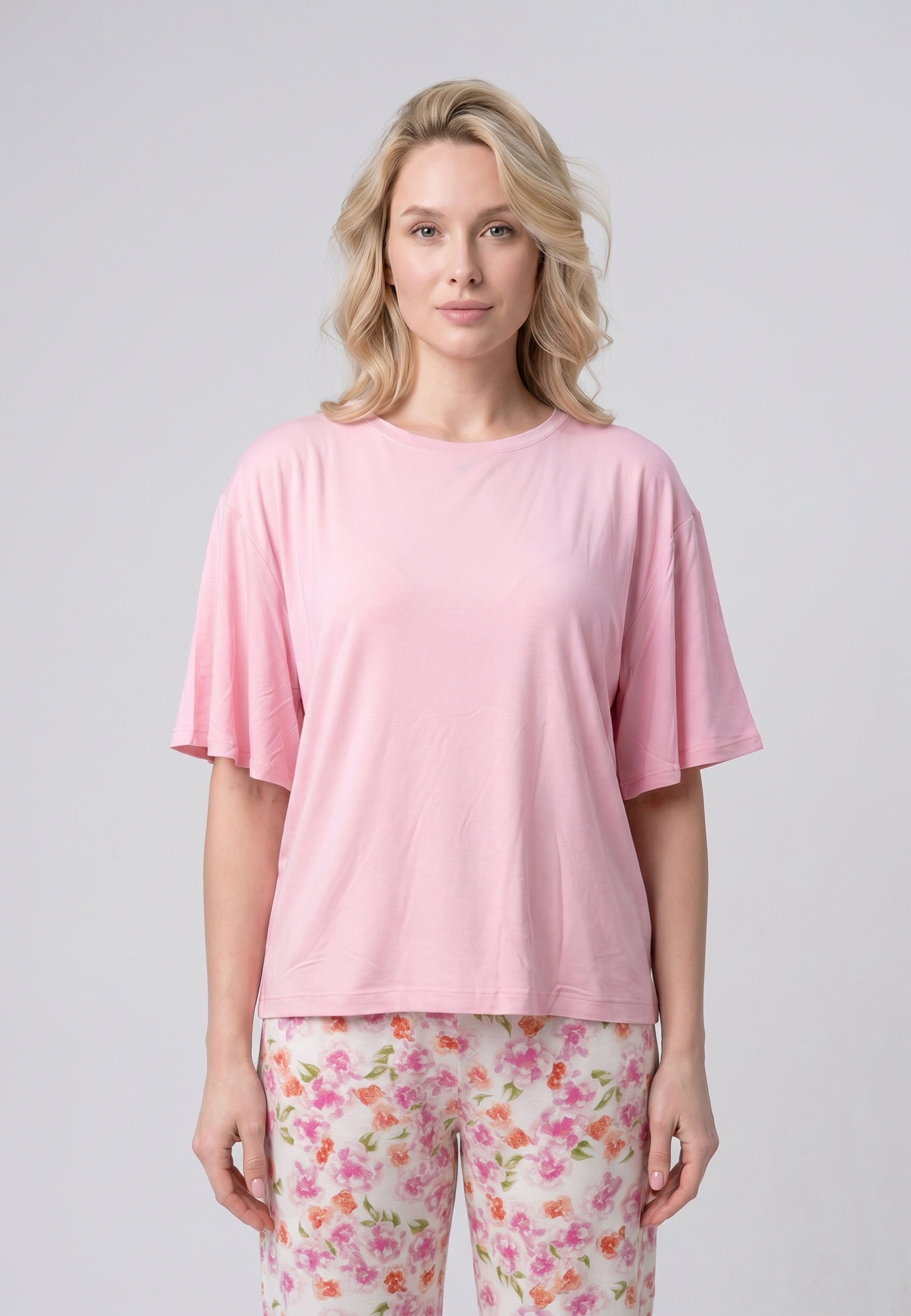 Femme portant un pyjama deux pièces t-shirt oversize fuchsia uni et pantalon large imprimé aquarelle fuchsia et blanc Rosabella Mellow Moments