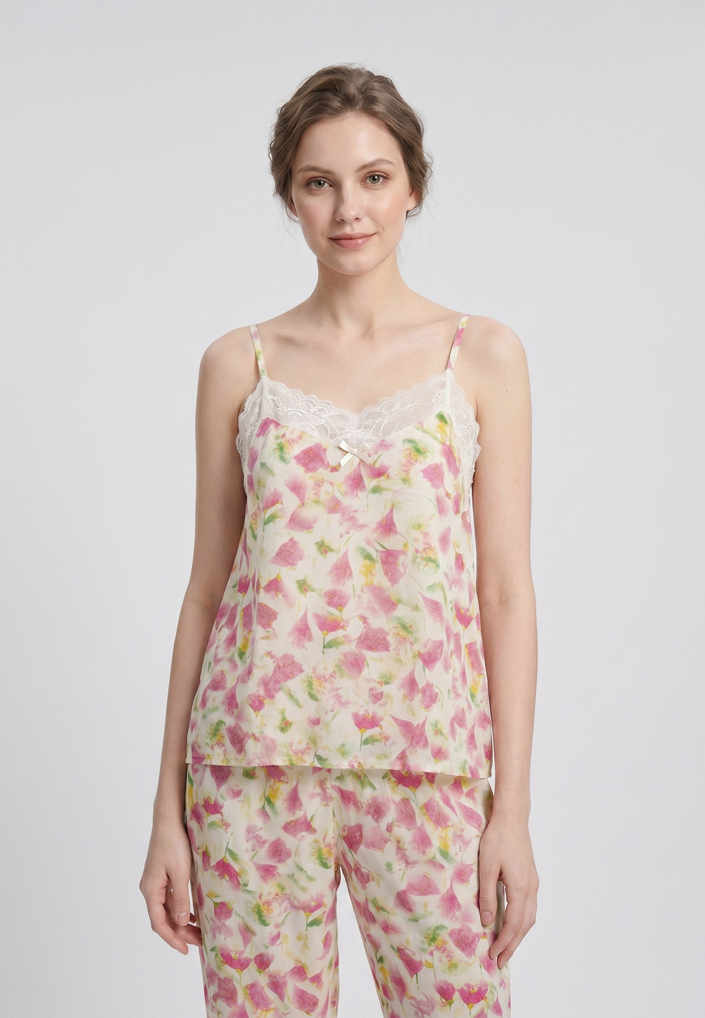 Femme portant un pyjama deux pièces camisole col V dentelle et pantalon long imprimé fleuri multicolore rose Rosabella Summer Time
