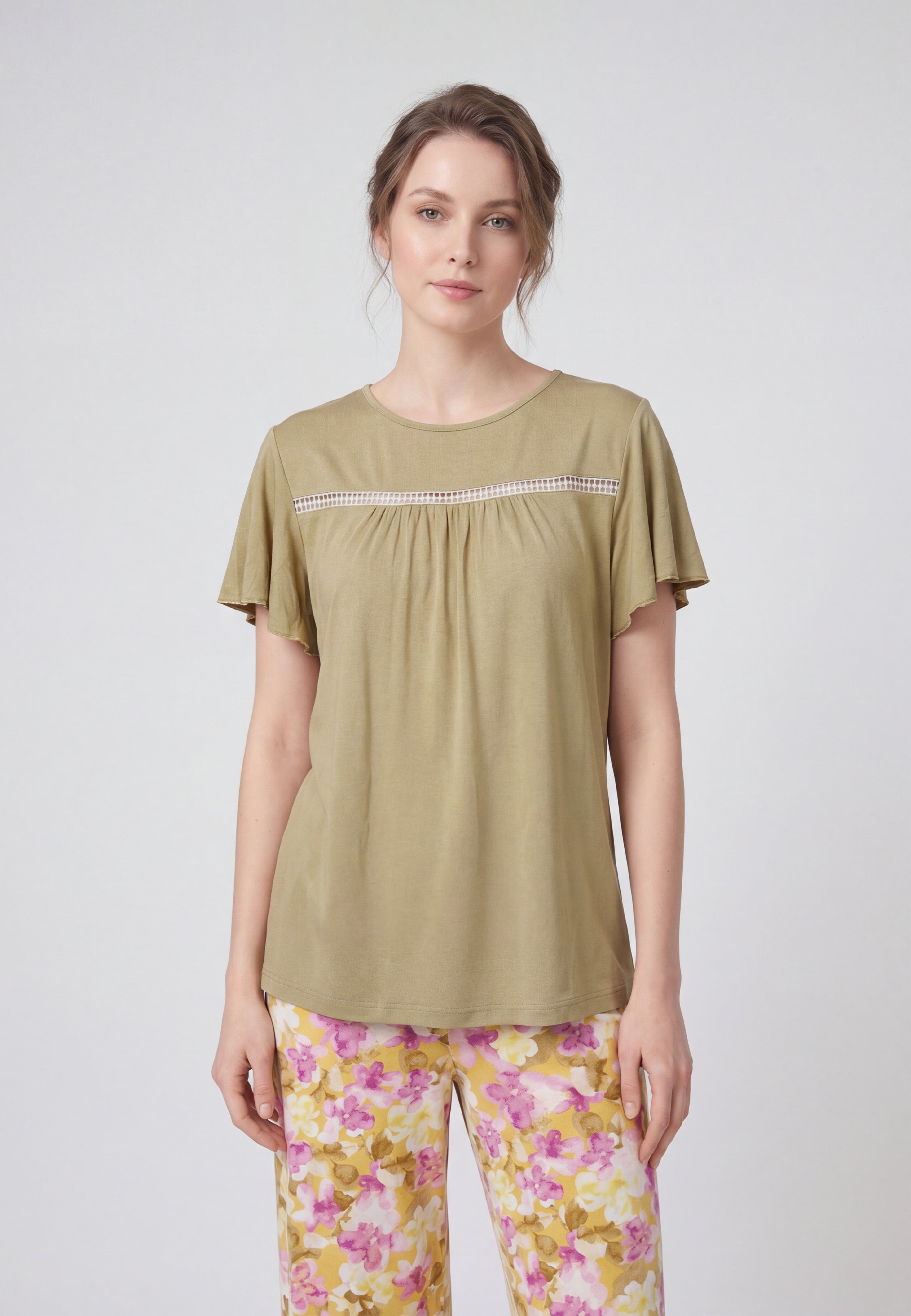 Femme portant un pyjama deux pièces t-shirt moutarde manches volantées broderie anglaise et pantalon large grand imprimé floral coloré Rosabella Juliet Rose