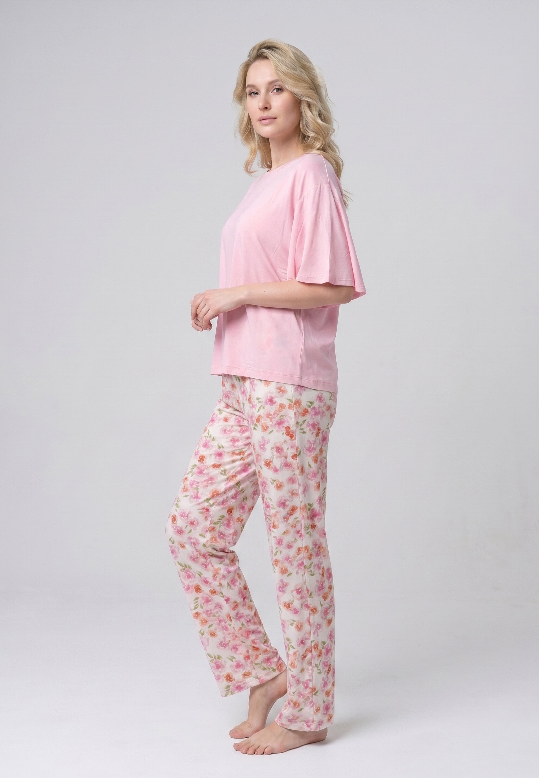 Femme portant un pyjama deux pièces t-shirt oversize fuchsia uni et pantalon large imprimé aquarelle fuchsia et blanc Rosabella Mellow Moments