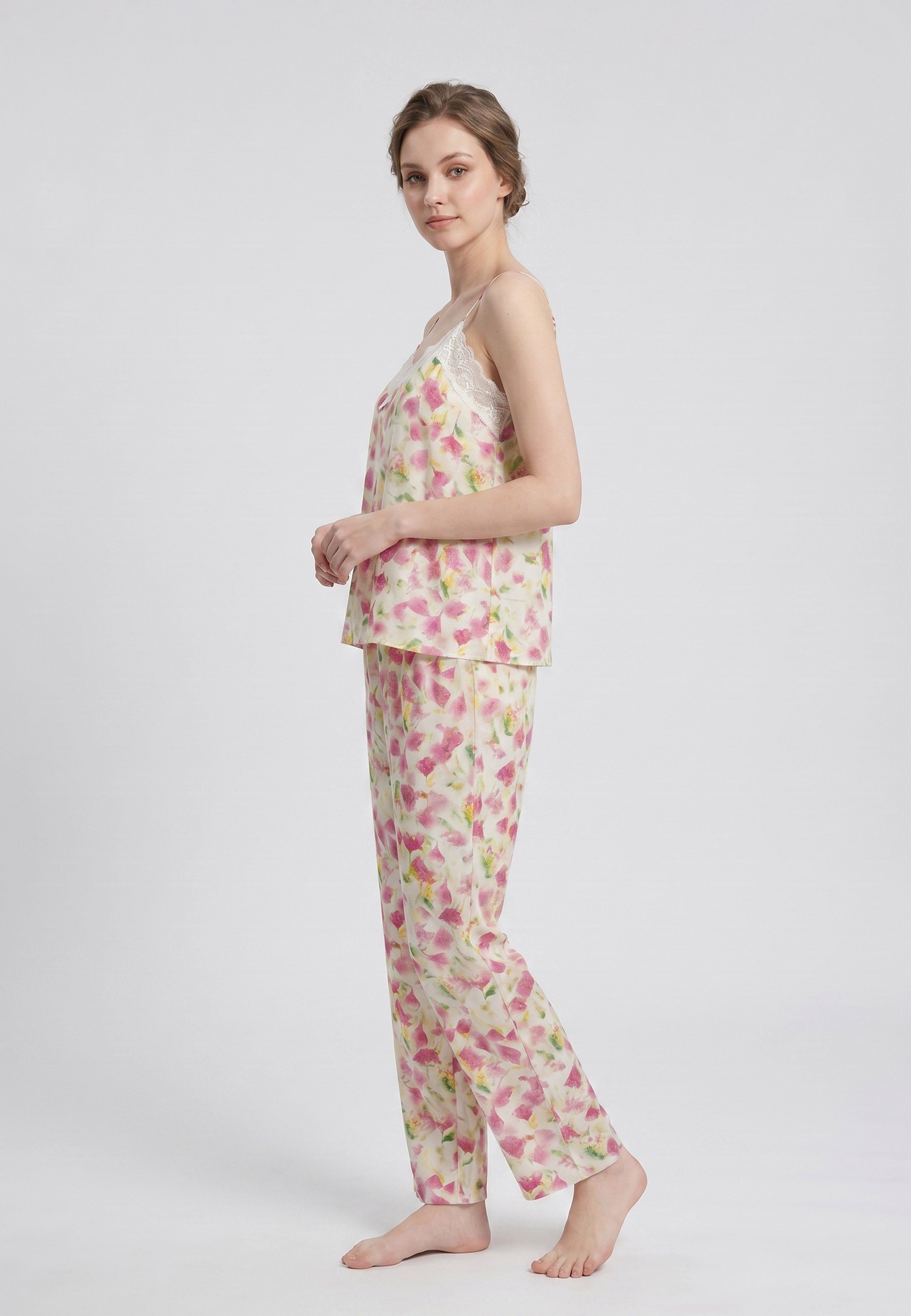 Femme portant un pyjama deux pièces camisole col V dentelle et pantalon long imprimé fleuri multicolore rose Rosabella Summer Time