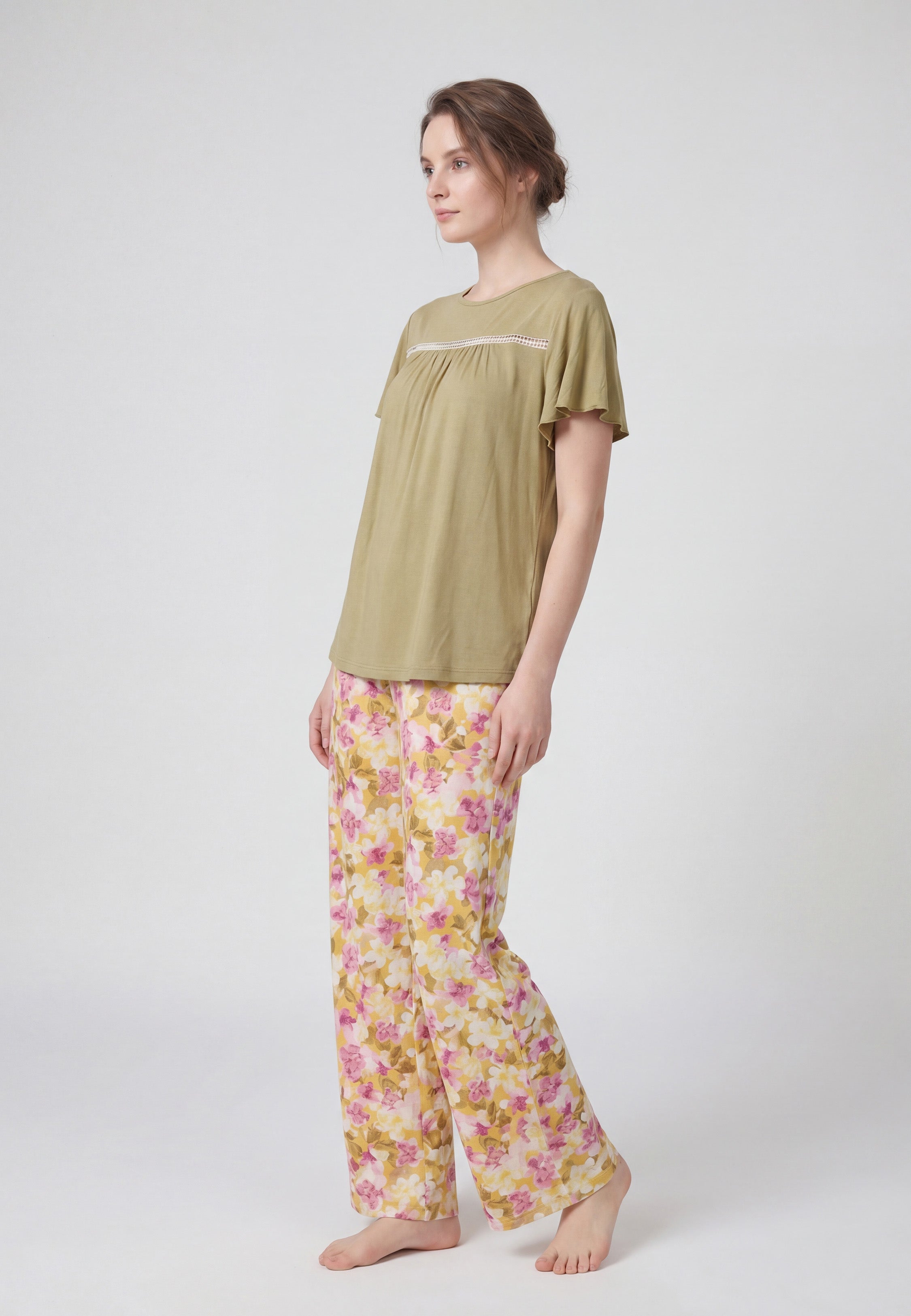 Femme portant un pyjama deux pièces t-shirt moutarde manches volantées broderie anglaise et pantalon large grand imprimé floral coloré Rosabella Juliet Rose