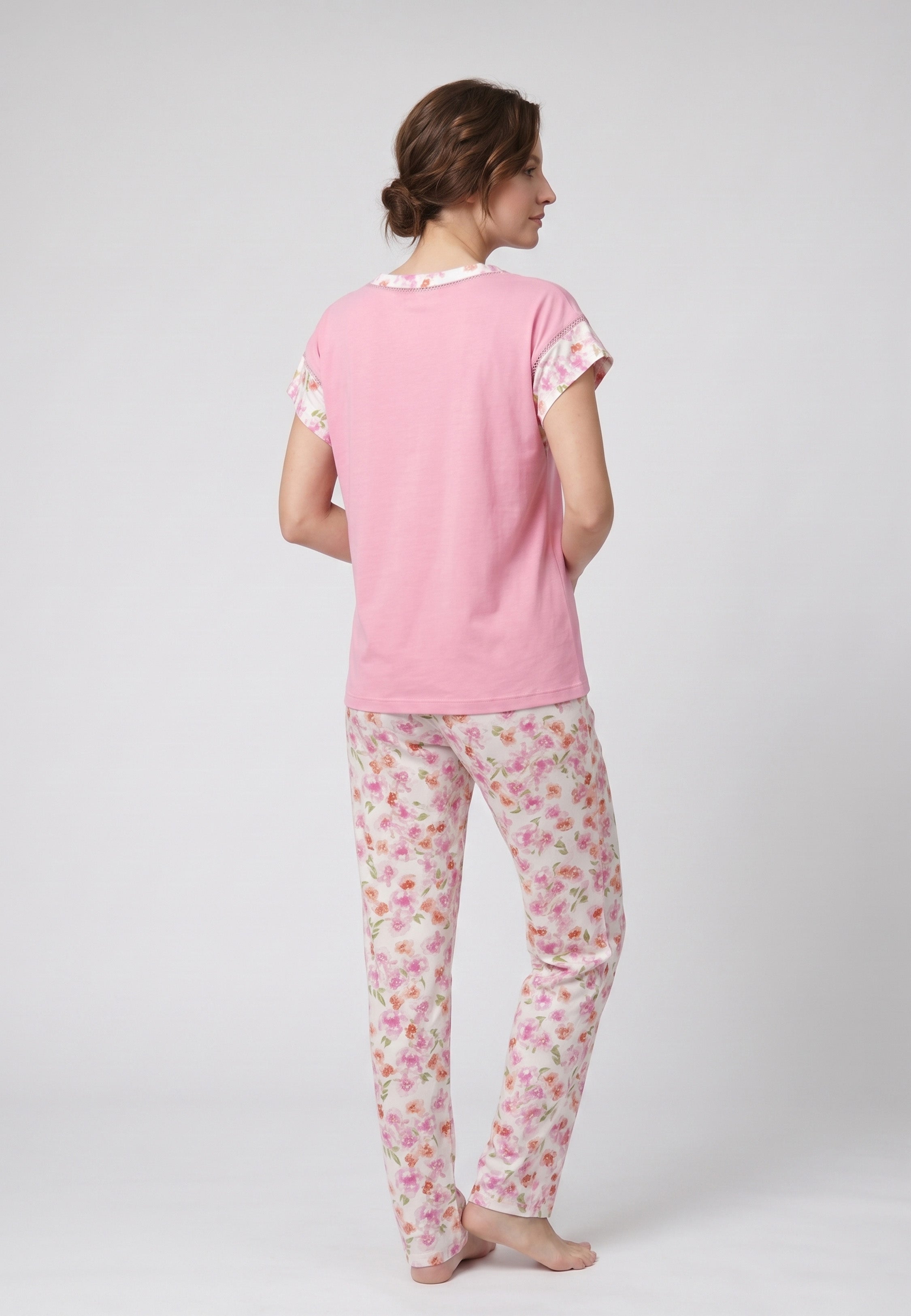 Femme portant un pyjama deux pièces t-shirt rose col V manches imprimé fleuri et pantalon long imprimé fleuri multicolore Rosabella Floralys