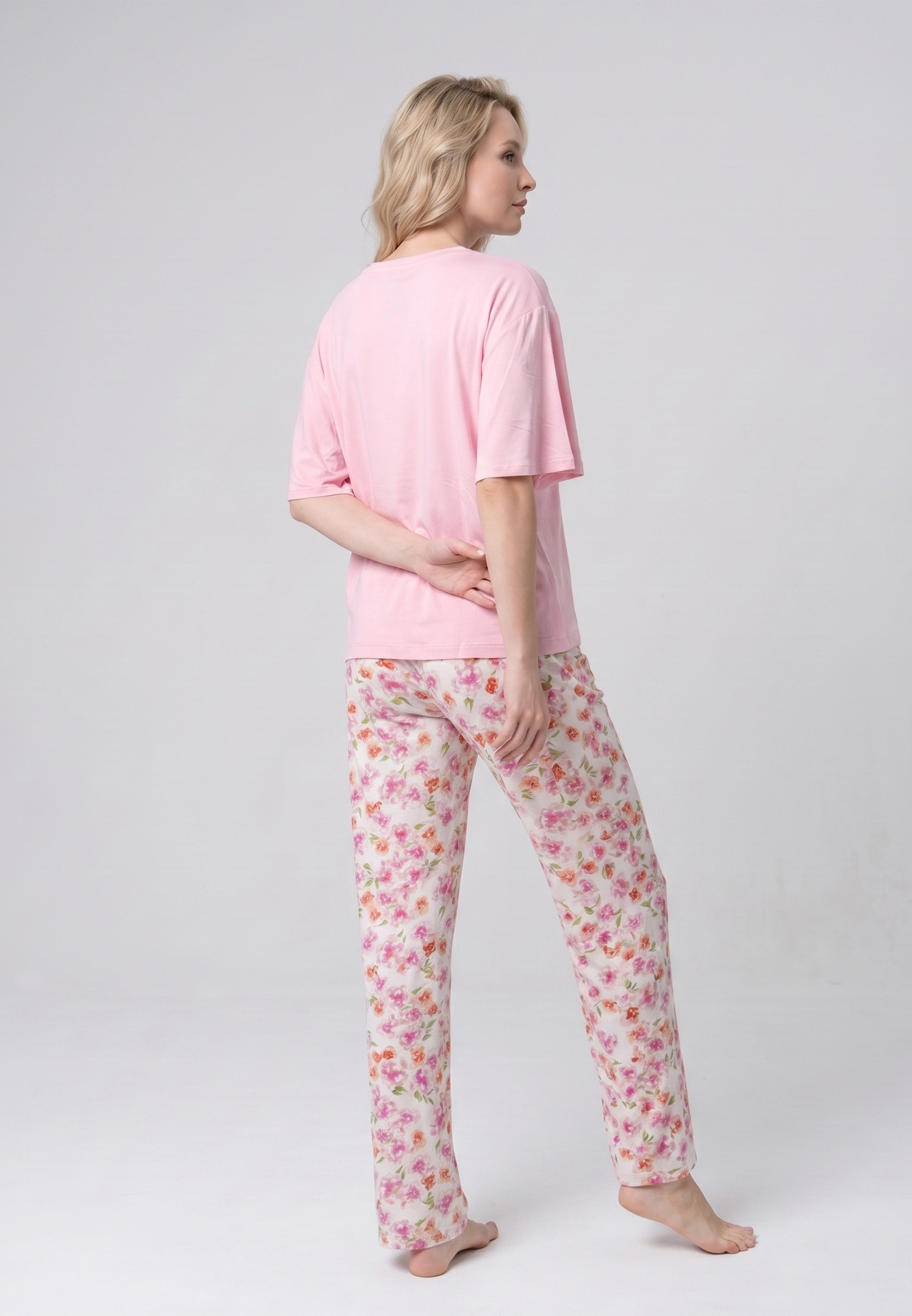 Femme portant un pyjama deux pièces t-shirt oversize fuchsia uni et pantalon large imprimé aquarelle fuchsia et blanc Rosabella Mellow Moments