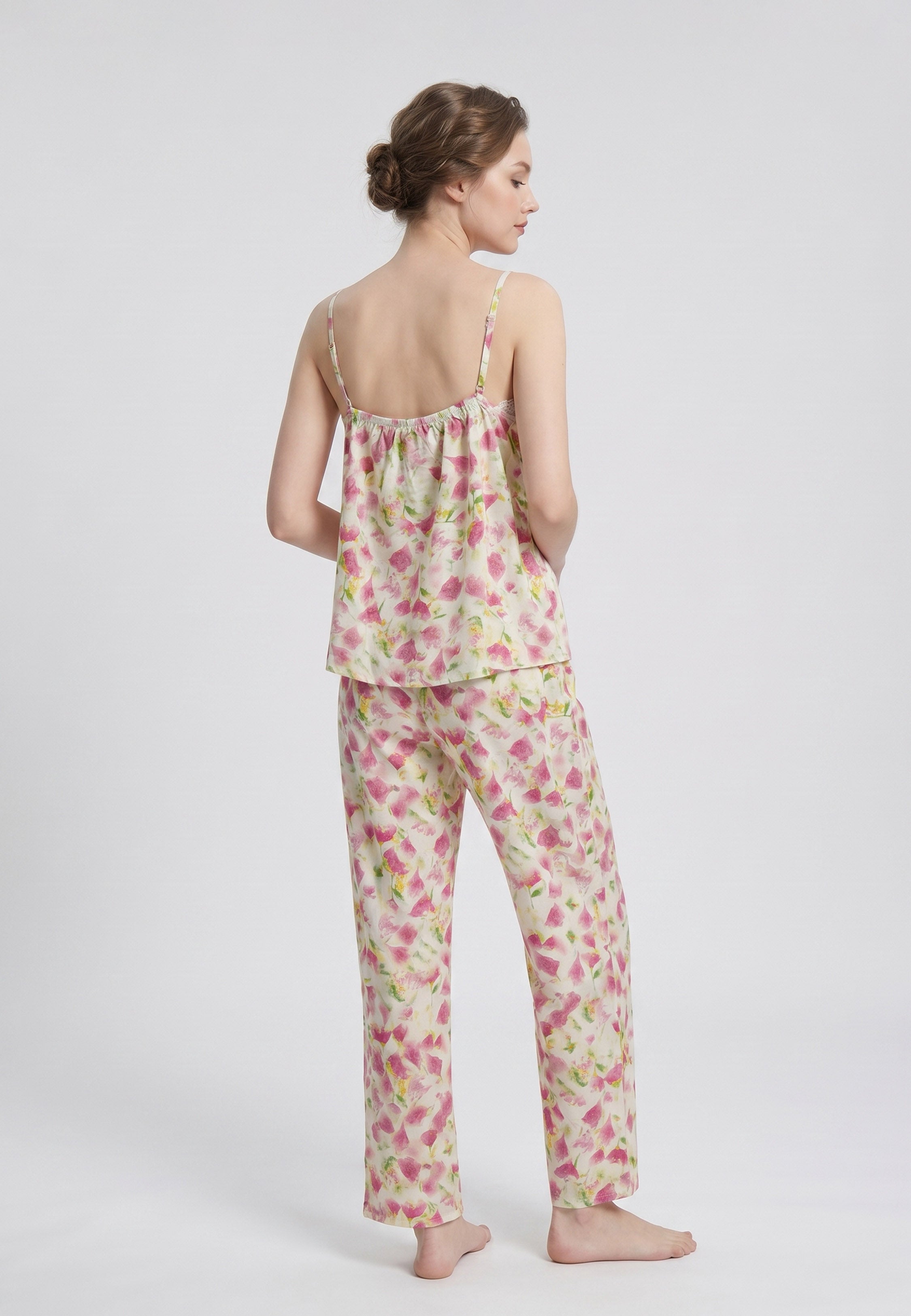 Femme portant un pyjama deux pièces camisole col V dentelle et pantalon long imprimé fleuri multicolore rose Rosabella Summer Time