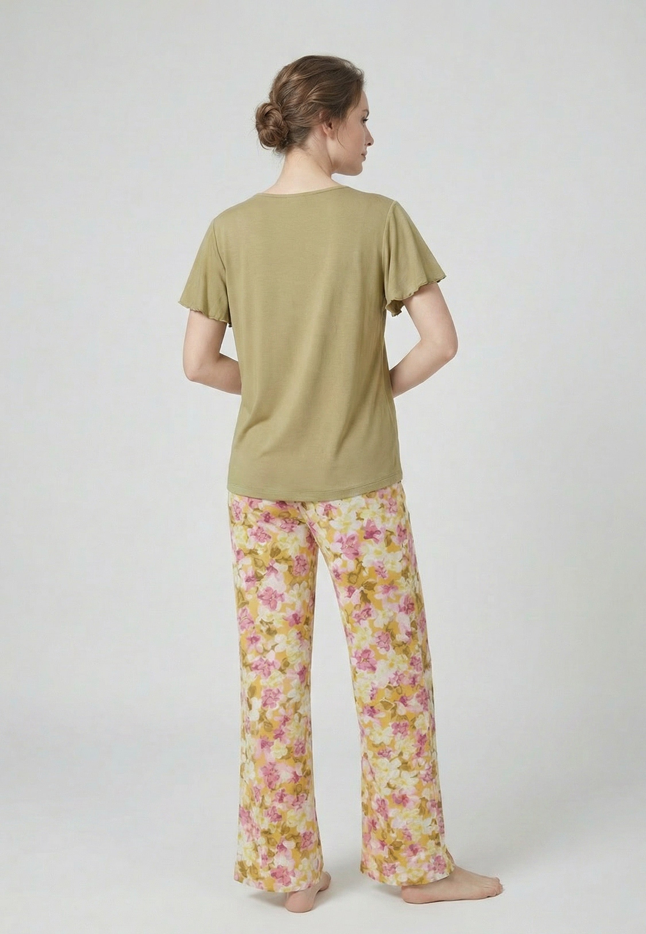 Femme portant un pyjama deux pièces t-shirt moutarde manches volantées broderie anglaise et pantalon large grand imprimé floral coloré Rosabella Juliet Rose