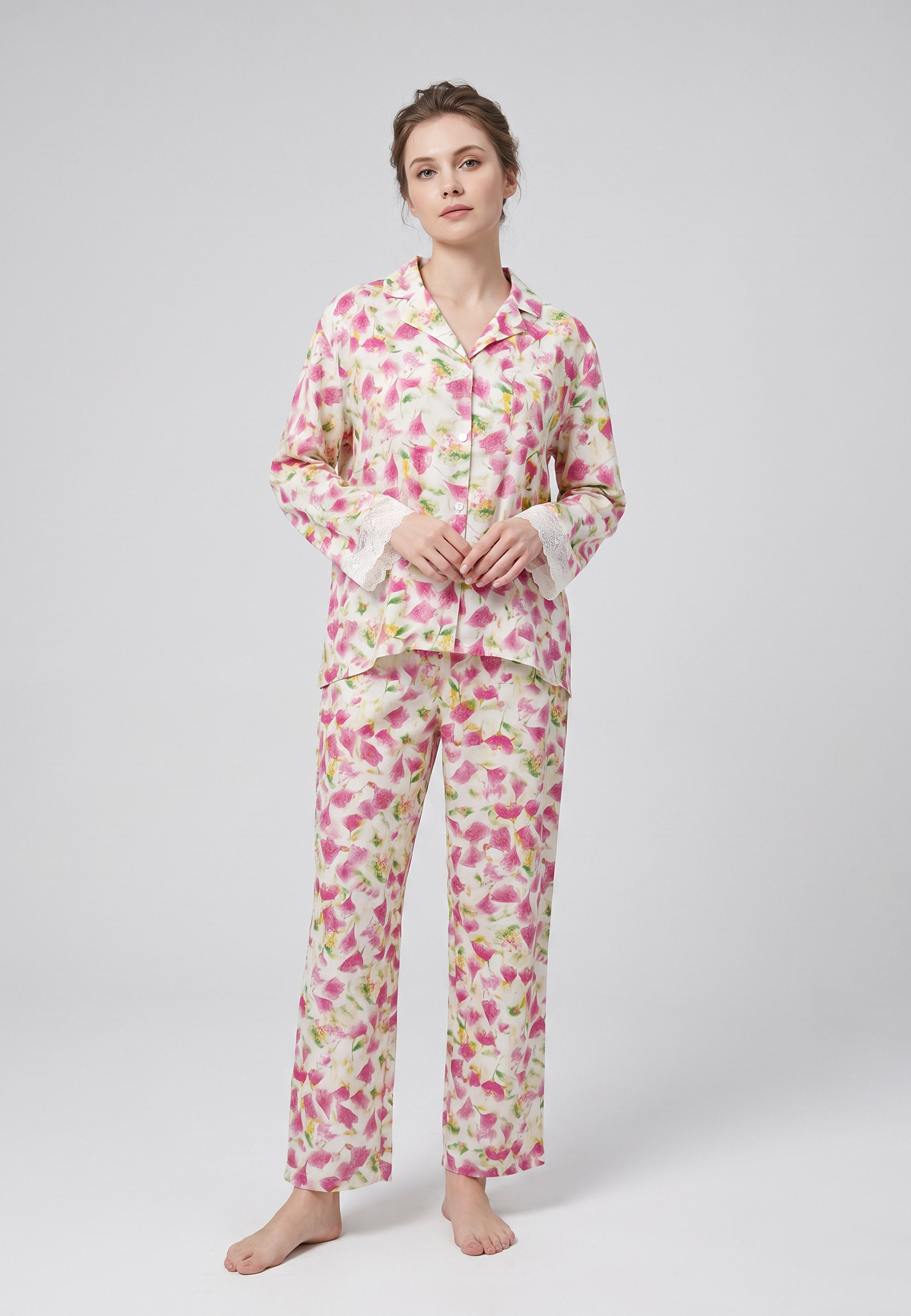 Femme portant un pyjama deux pièces chemise boutonnée manches longues dentelle imprimé fleuri aquarelle rose et pantalon long assorti Rosabella Summer Time