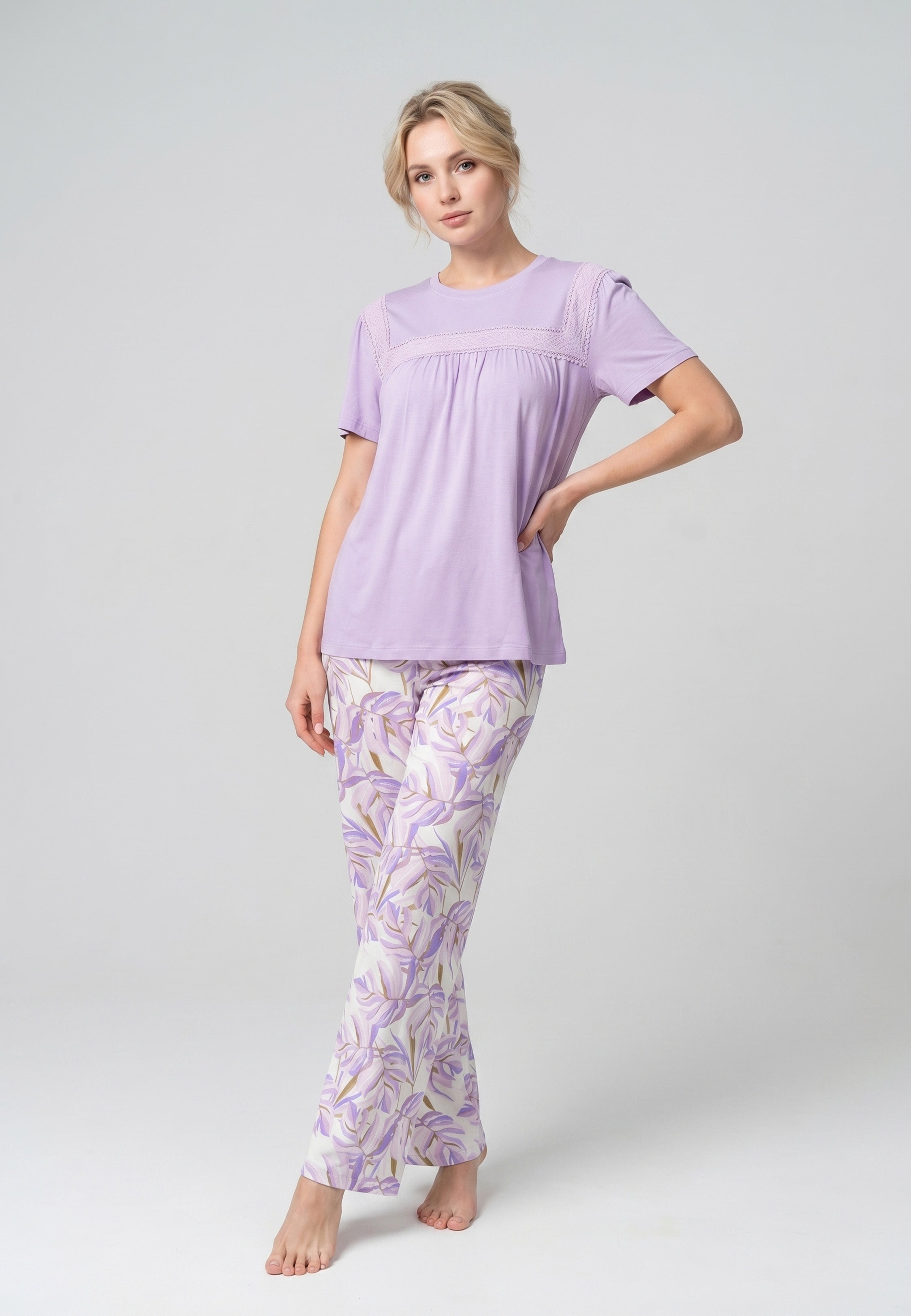 Femme portant un pyjama deux pièces t-shirt mauve clair broderie anglaise et pantalon large grand imprimé floral coloré Rosabella Juliet Rose
