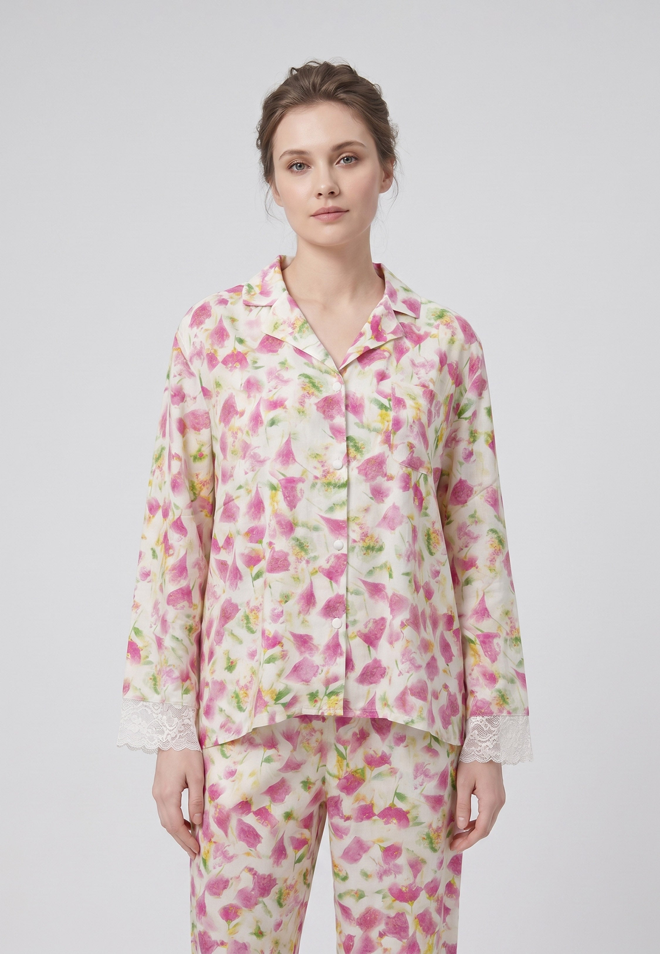 Femme portant un pyjama deux pièces chemise boutonnée manches longues dentelle imprimé fleuri aquarelle rose et pantalon long assorti Rosabella Summer Time
