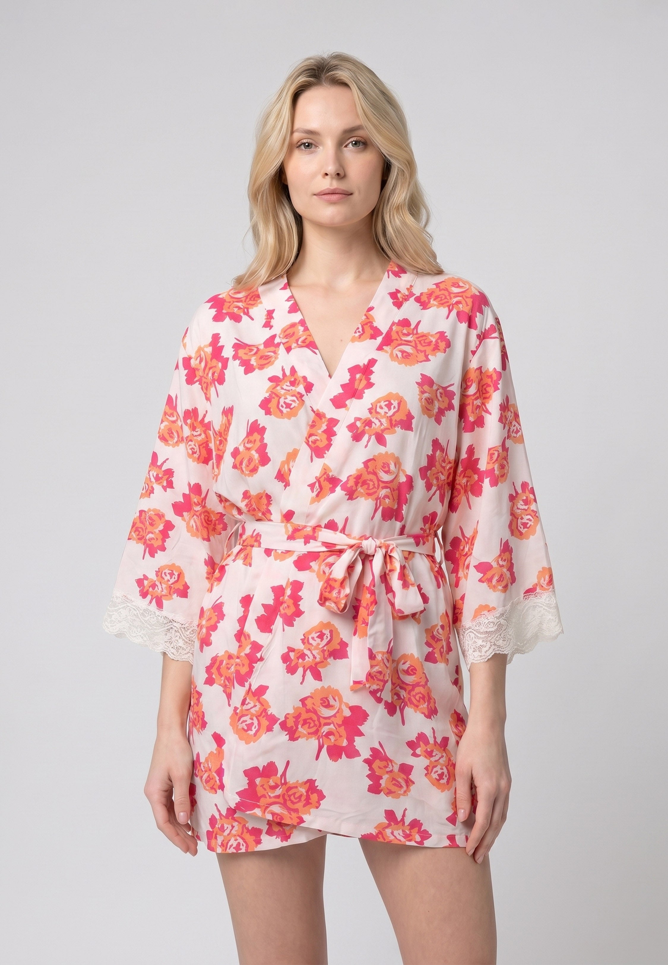 Femme portant un peignoir court croisé manches longues évasées dentelle imprimé fleuri orange et rose avec ceinture Rosabella Summer Time