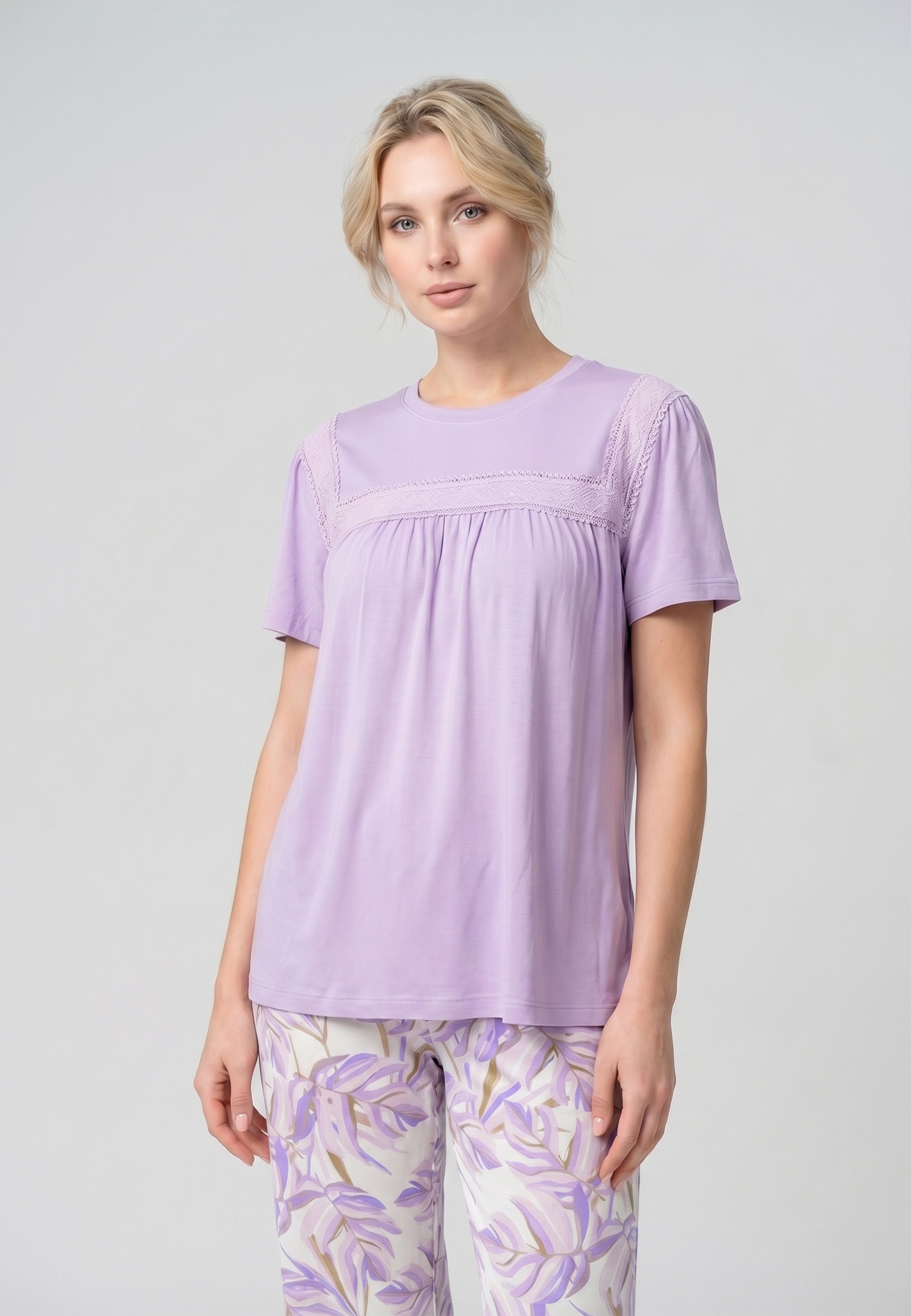 Femme portant un pyjama deux pièces t-shirt mauve clair broderie anglaise et pantalon large grand imprimé floral coloré Rosabella Juliet Rose