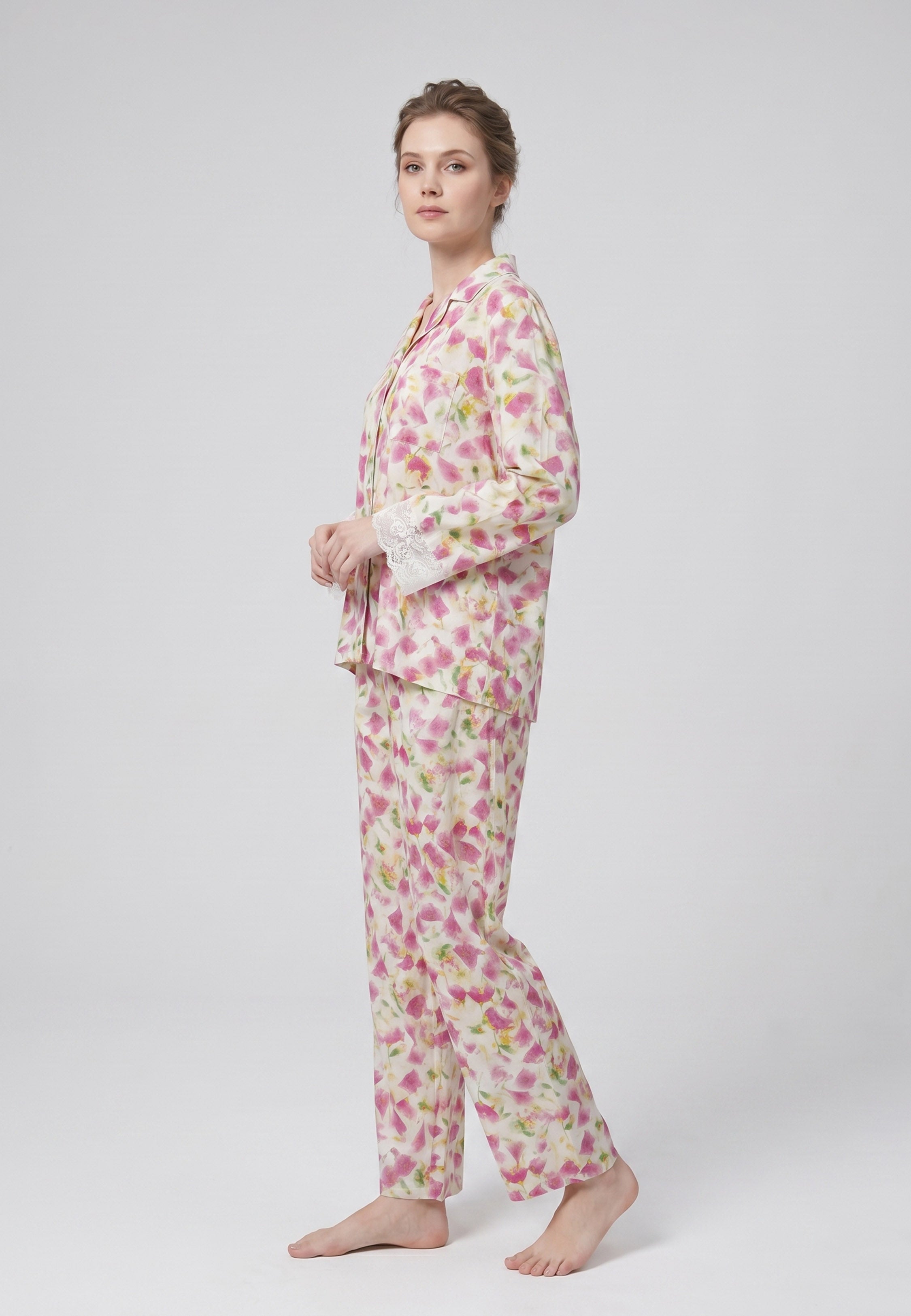 Femme portant un pyjama deux pièces chemise boutonnée manches longues dentelle imprimé fleuri aquarelle rose et pantalon long assorti Rosabella Summer Time