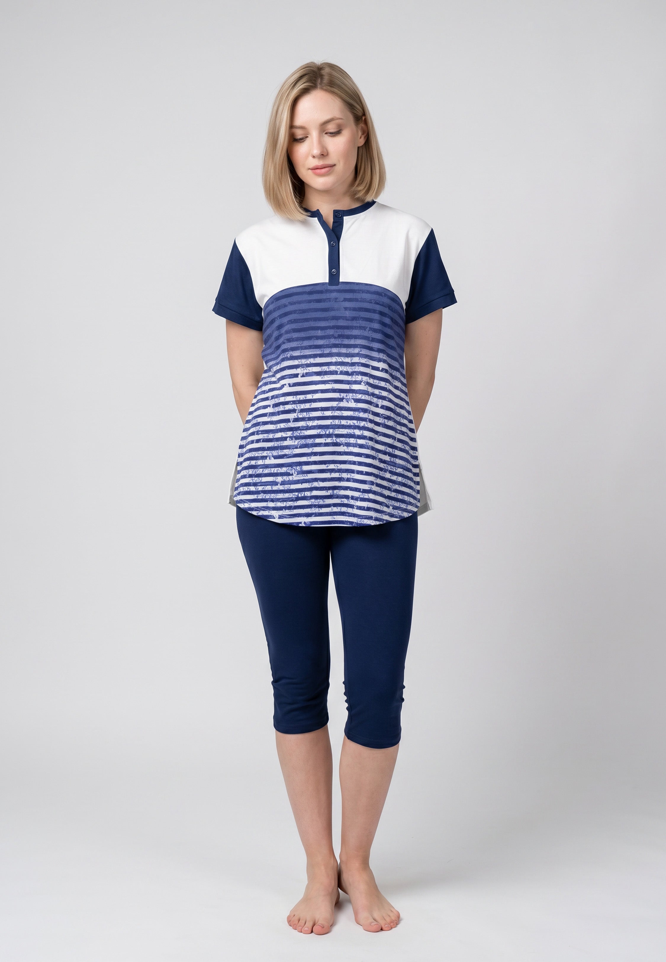 Pyjama pantacourt T-shirt col mao bicolore blanc et marine rayé avec pantacourt bleu marine uni