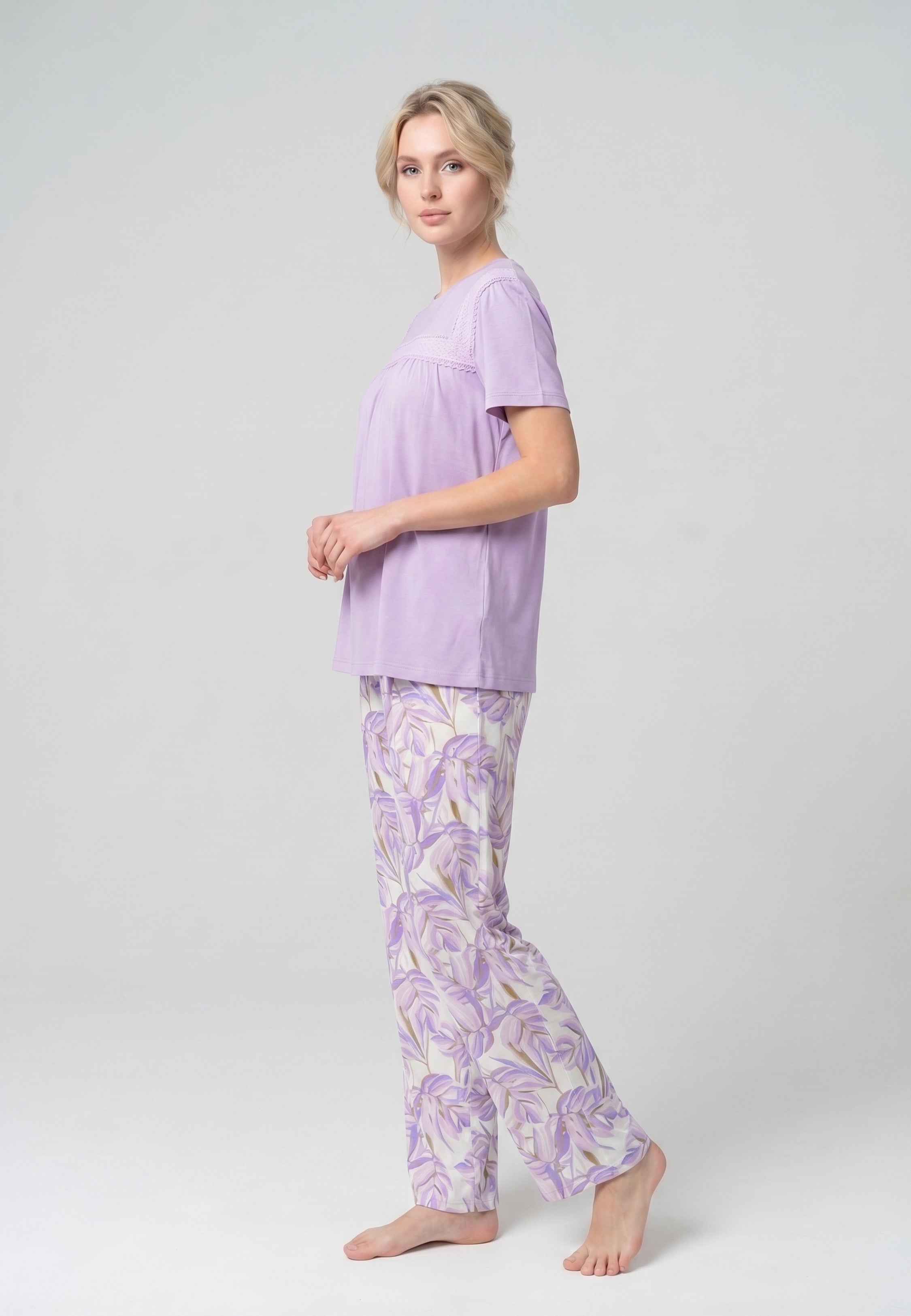 Femme portant un pyjama deux pièces t-shirt mauve clair broderie anglaise et pantalon large grand imprimé floral coloré Rosabella Juliet Rose