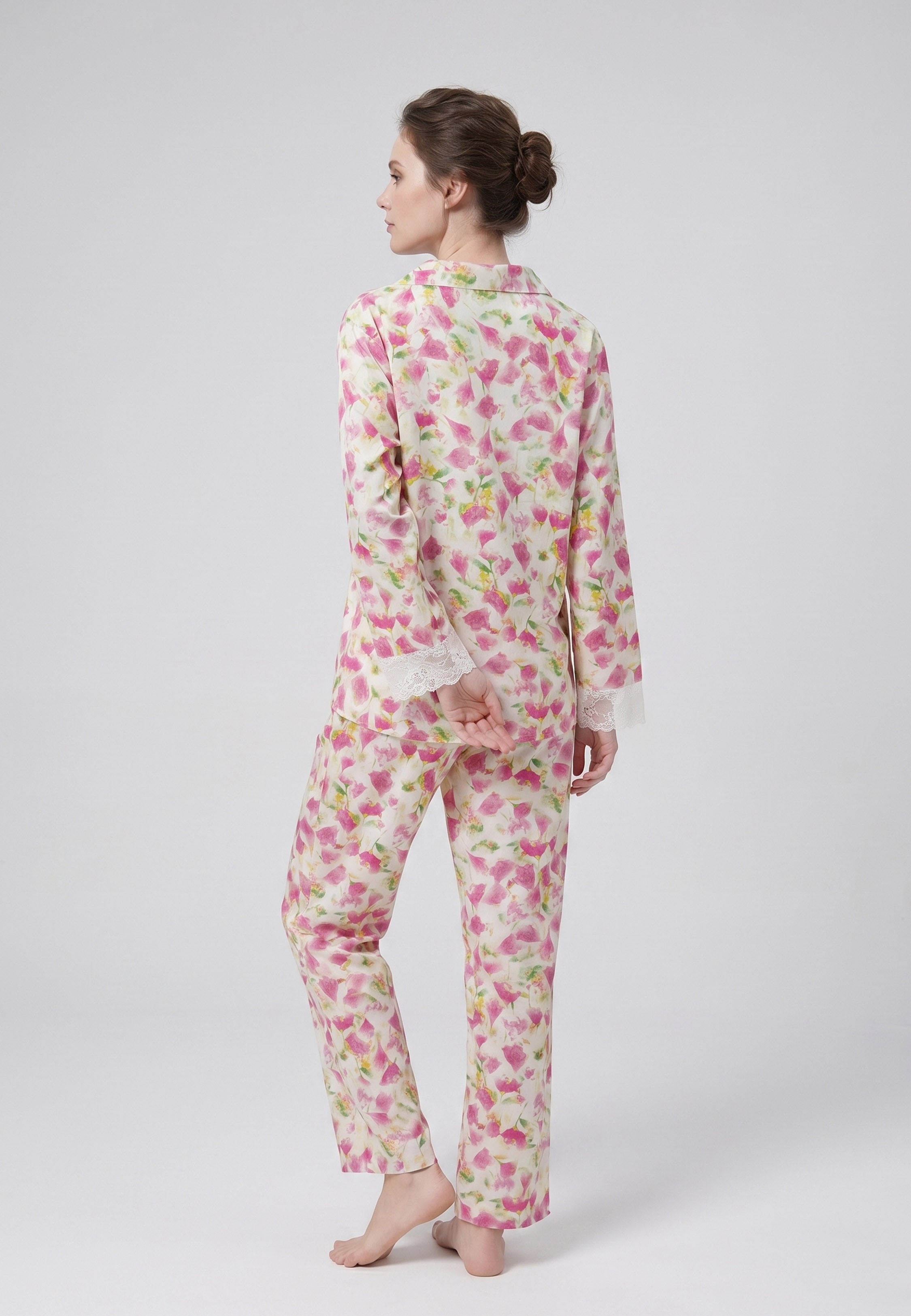 Femme portant un pyjama deux pièces chemise boutonnée manches longues dentelle imprimé fleuri aquarelle rose et pantalon long assorti Rosabella Summer Time
