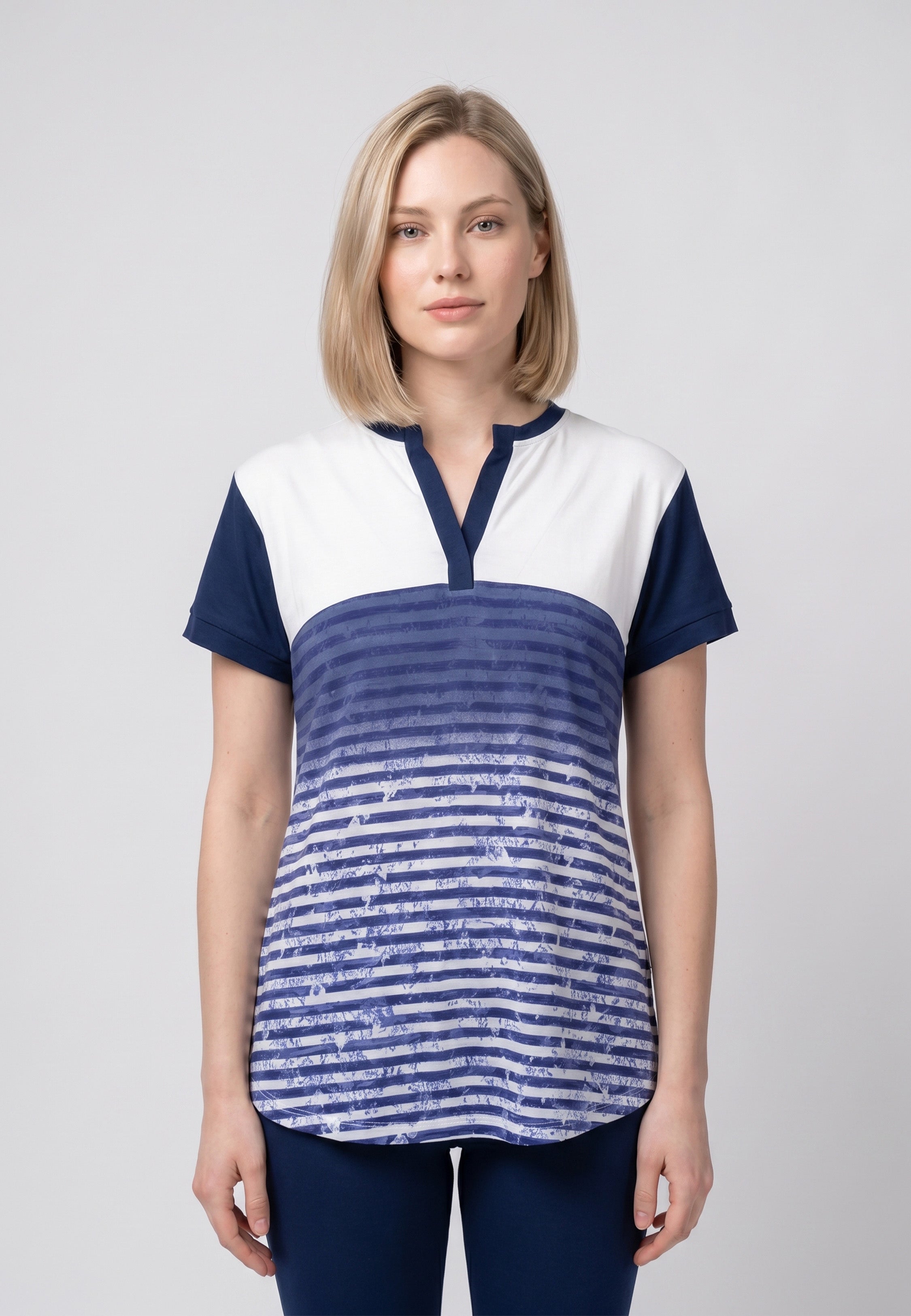 Pyjama pantacourt T-shirt col mao bicolore blanc et marine rayé avec pantacourt bleu marine uni