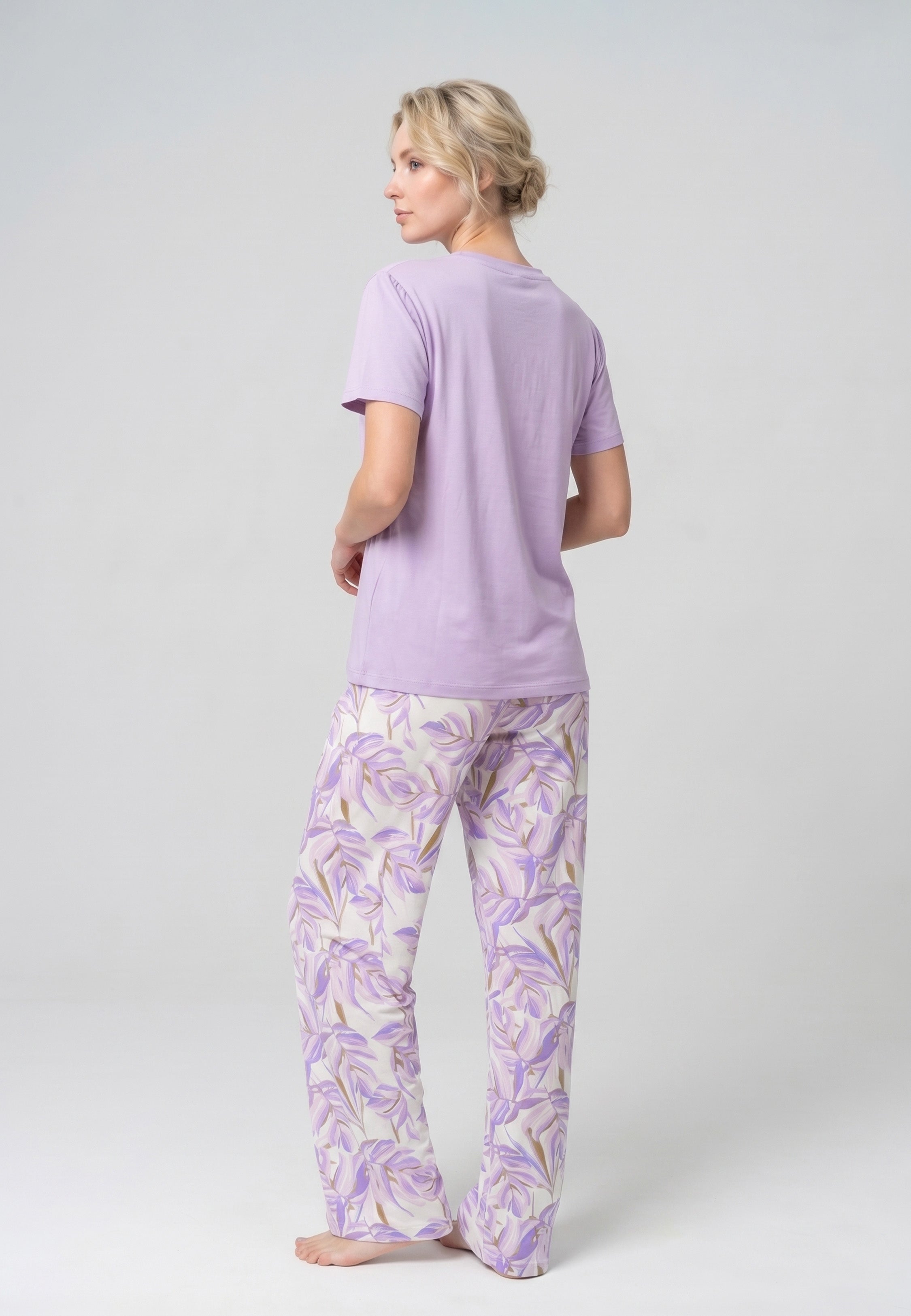 Femme portant un pyjama deux pièces t-shirt mauve clair broderie anglaise et pantalon large grand imprimé floral coloré Rosabella Juliet Rose