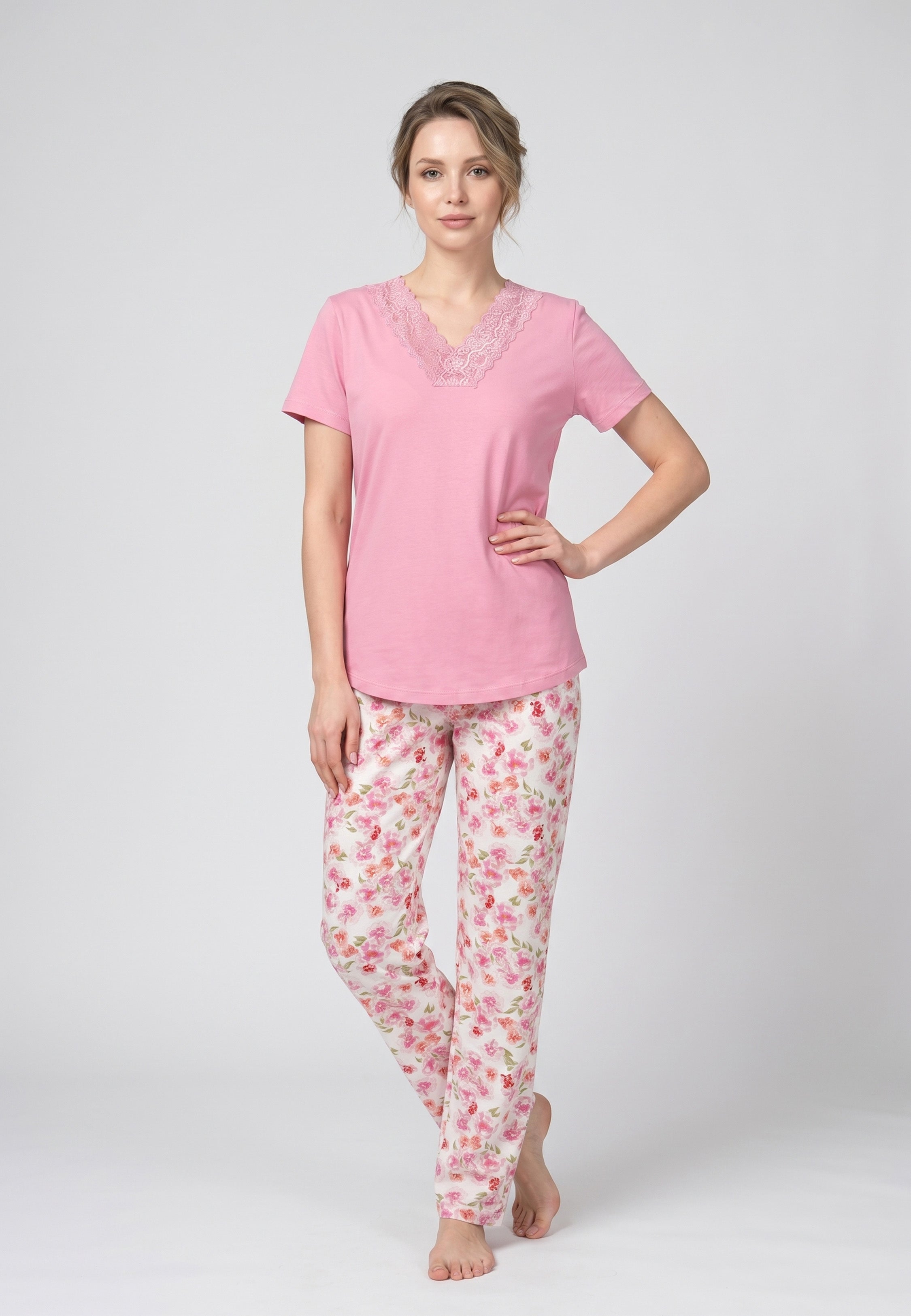 Femme portant un pyjama deux pièces t-shirt rose col V empiècement dentelle et pantalon long imprimé fleuri multicolore Rosabella Floralys