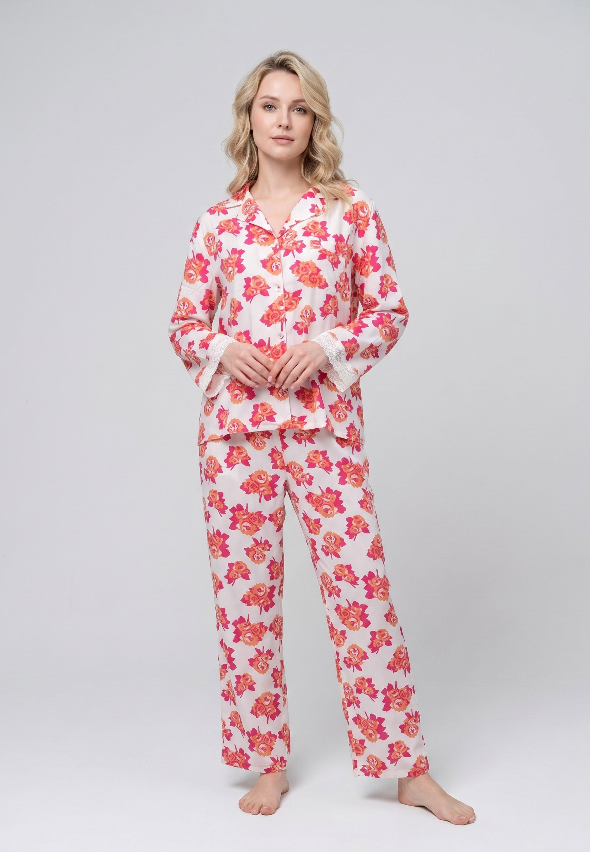 Femme portant un pyjama deux pièces chemise boutonnée manches longues dentelle imprimé fleuri aquarelle orange et pantalon long assorti Rosabella Summer