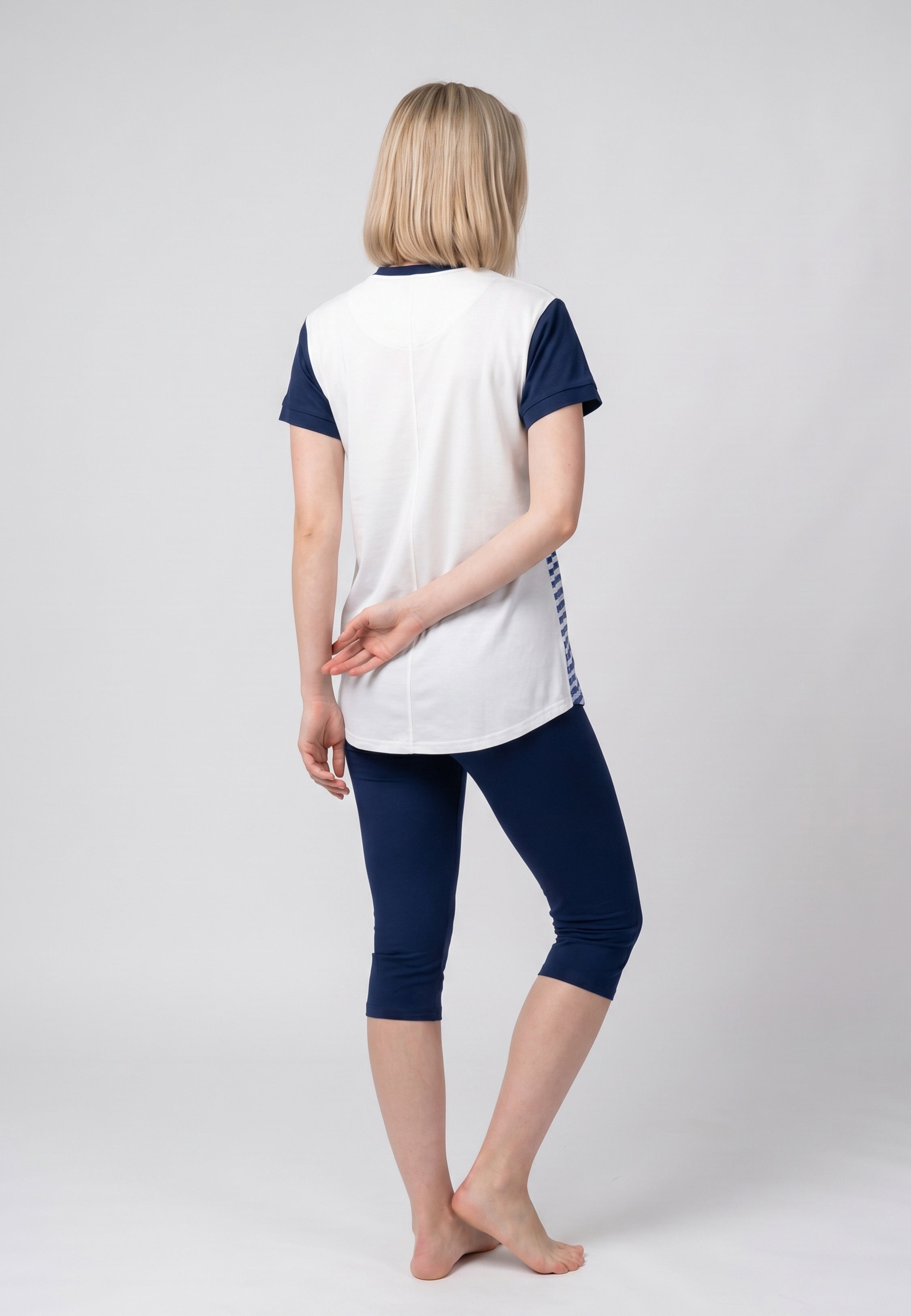 Pyjama pantacourt T-shirt col mao bicolore blanc et marine rayé avec pantacourt bleu marine uni
