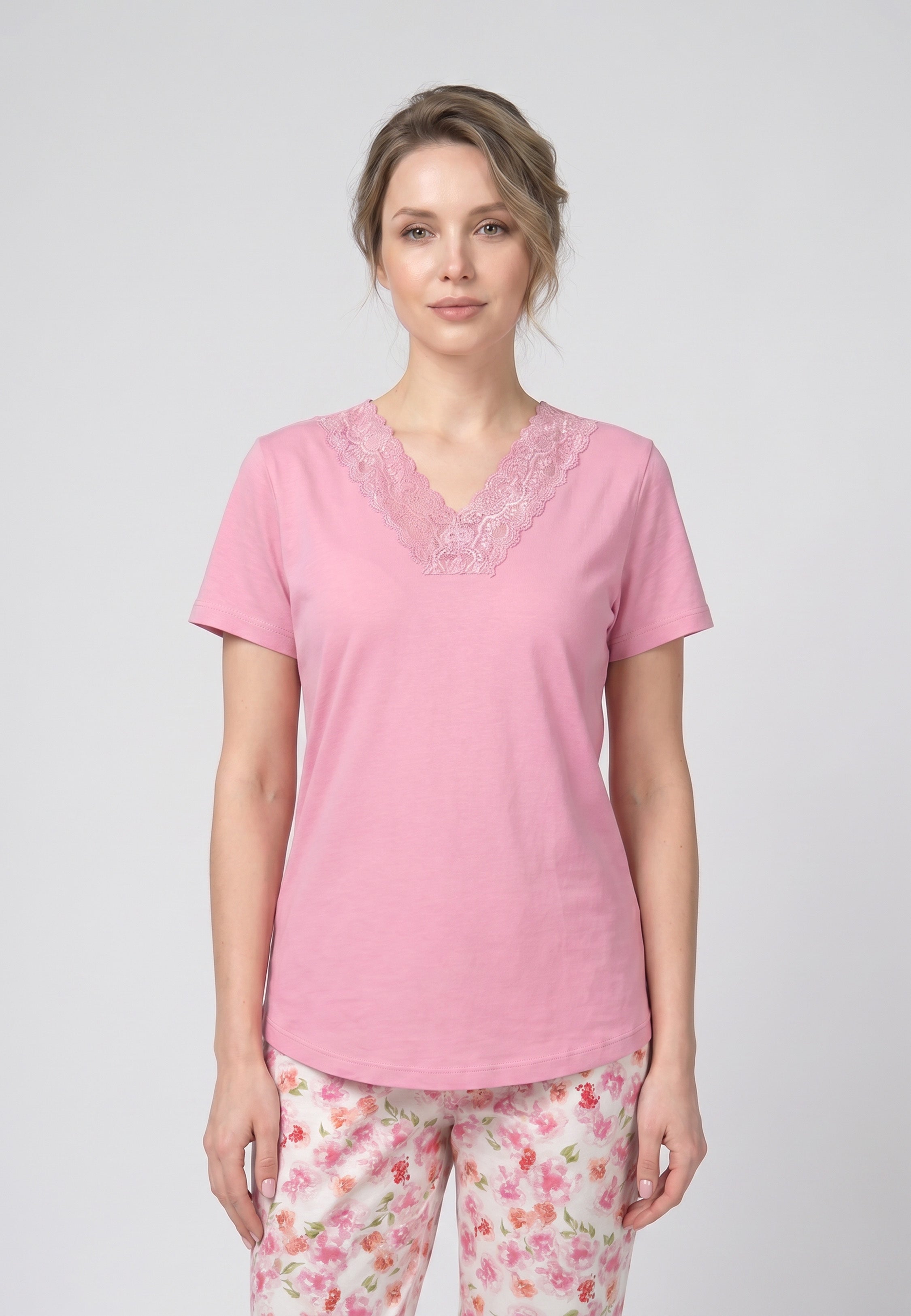 Femme portant un pyjama deux pièces t-shirt rose col V empiècement dentelle et pantalon long imprimé fleuri multicolore Rosabella Floralys