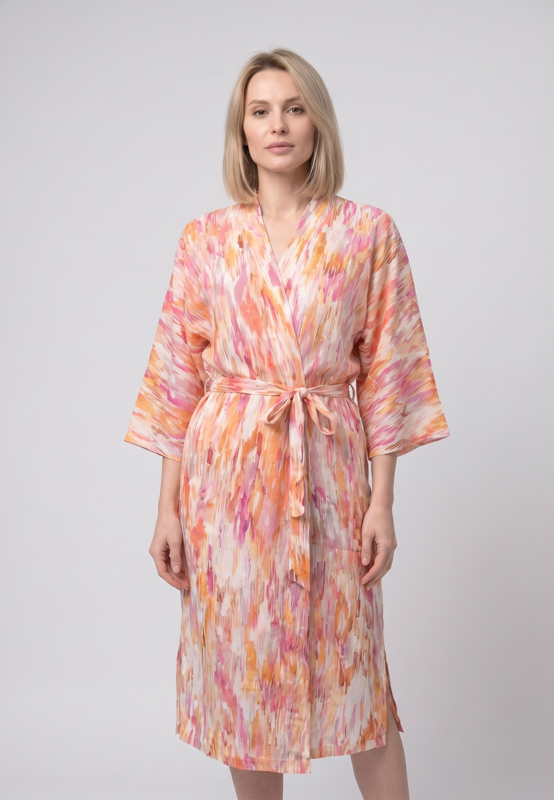 Femme portant un peignoir kimono midi croisé manches évasées imprimé aquarelle abstrait multicolore jaune et orangé avec ceinture Rosabella Soft Embrace
