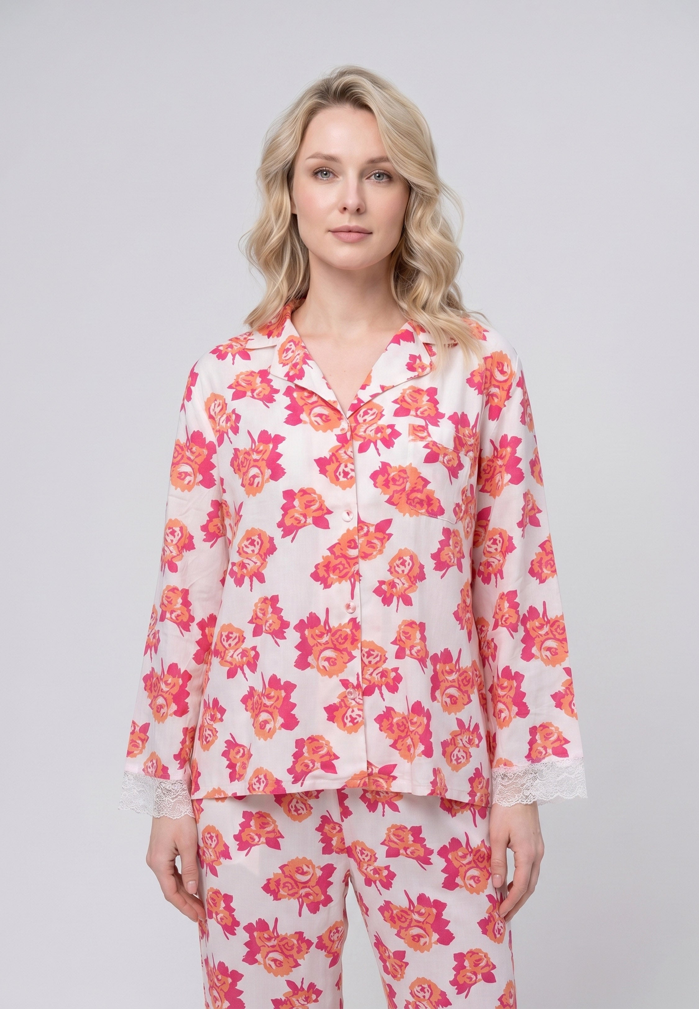 Femme portant un pyjama deux pièces chemise boutonnée manches longues dentelle imprimé fleuri aquarelle orange et pantalon long assorti Rosabella Summer