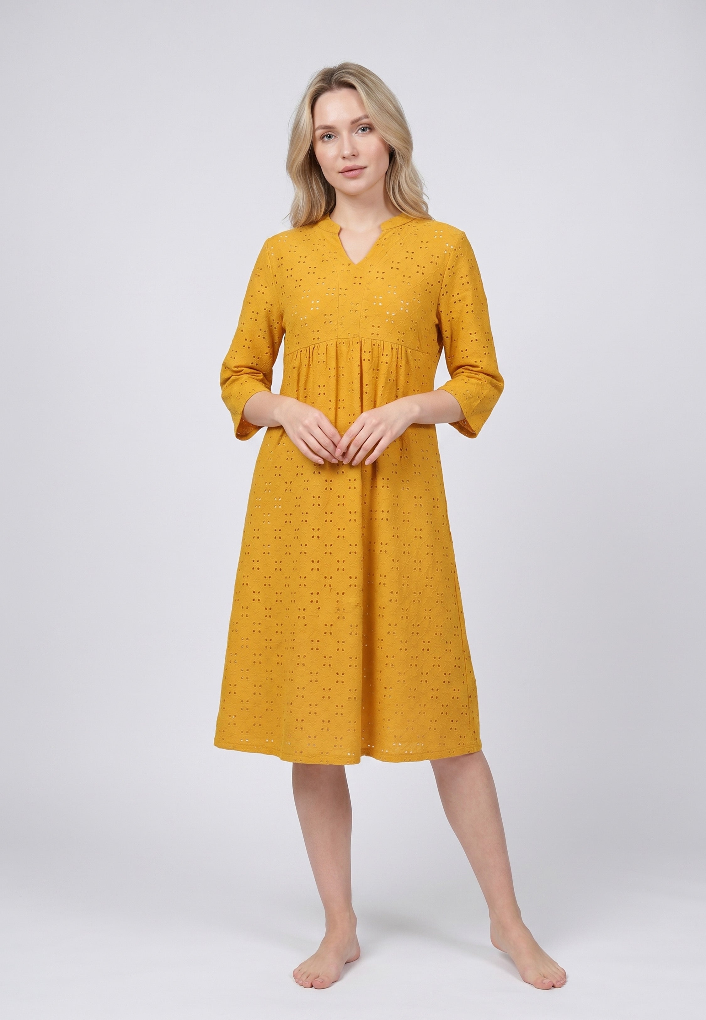 Robe midi col V fendu manches 3/4 intégralement en broderie anglaise florale jaune moutarde