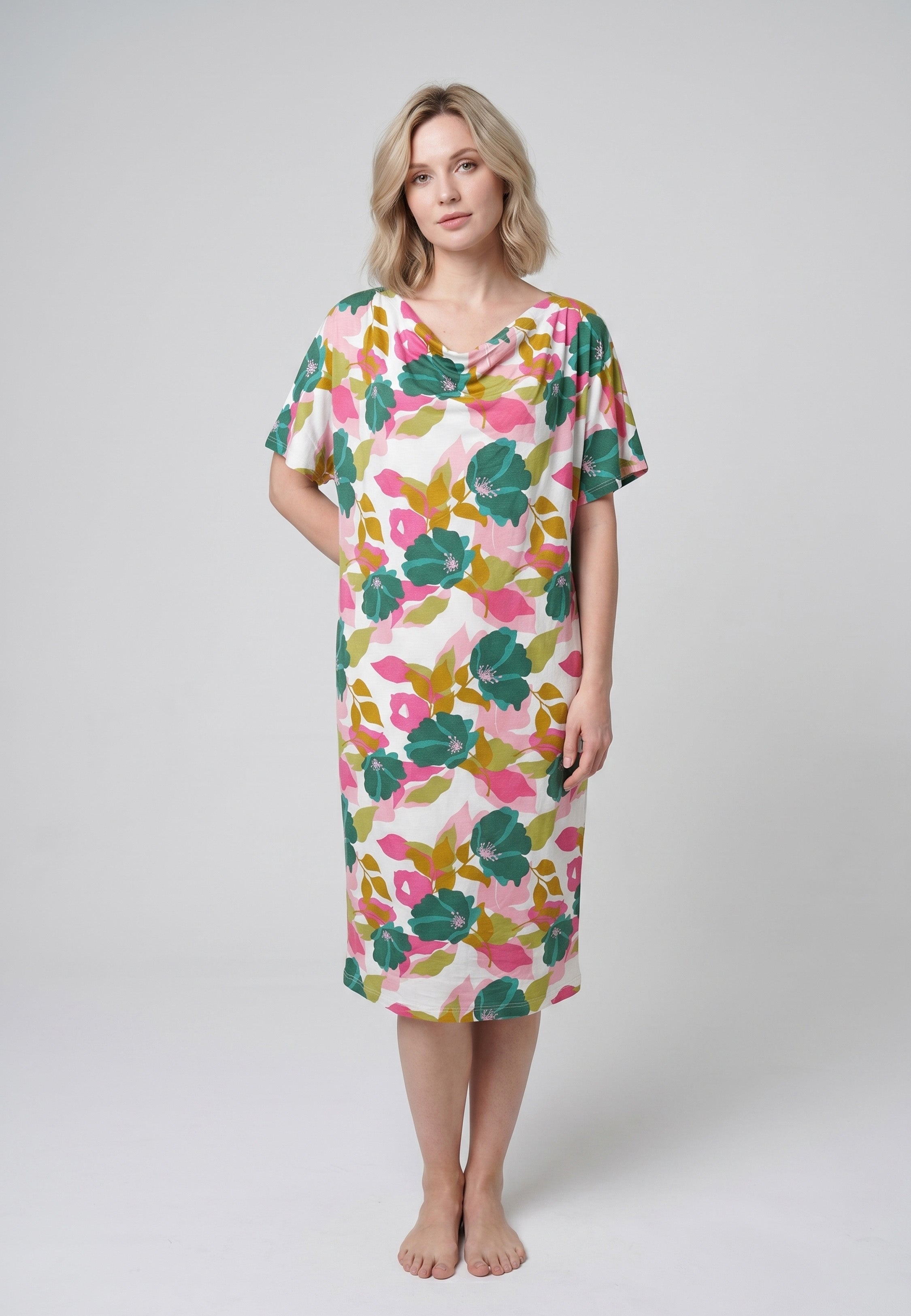 Femme portant une robe de nuit midi col drapé manches courtes imprimé floral jaune rose et blanc Rosabella Garden Rose