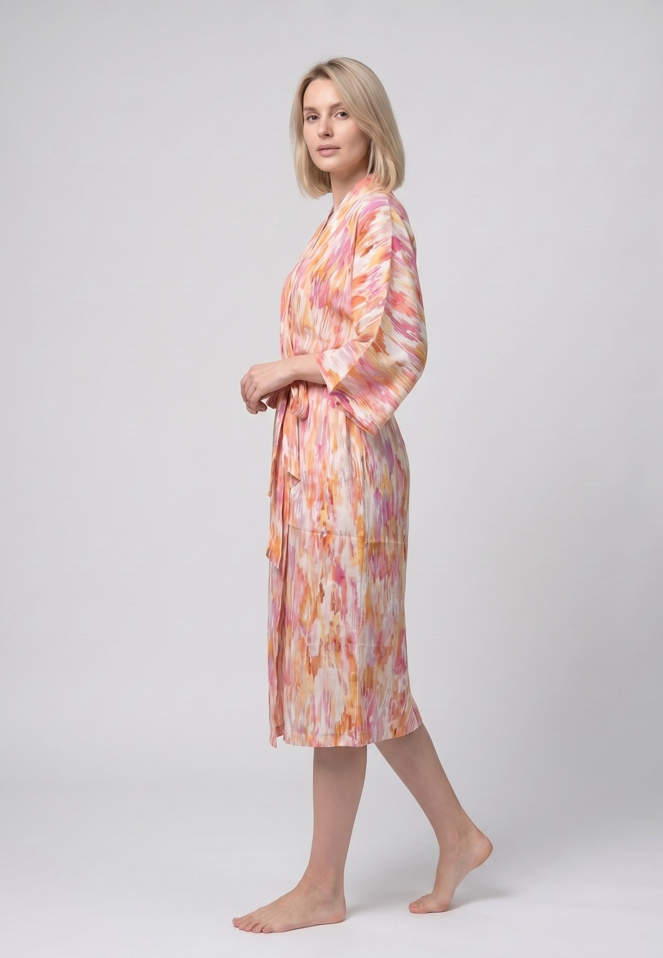 Femme portant un peignoir kimono midi croisé manches évasées imprimé aquarelle abstrait multicolore jaune et orangé avec ceinture Rosabella Soft Embrace