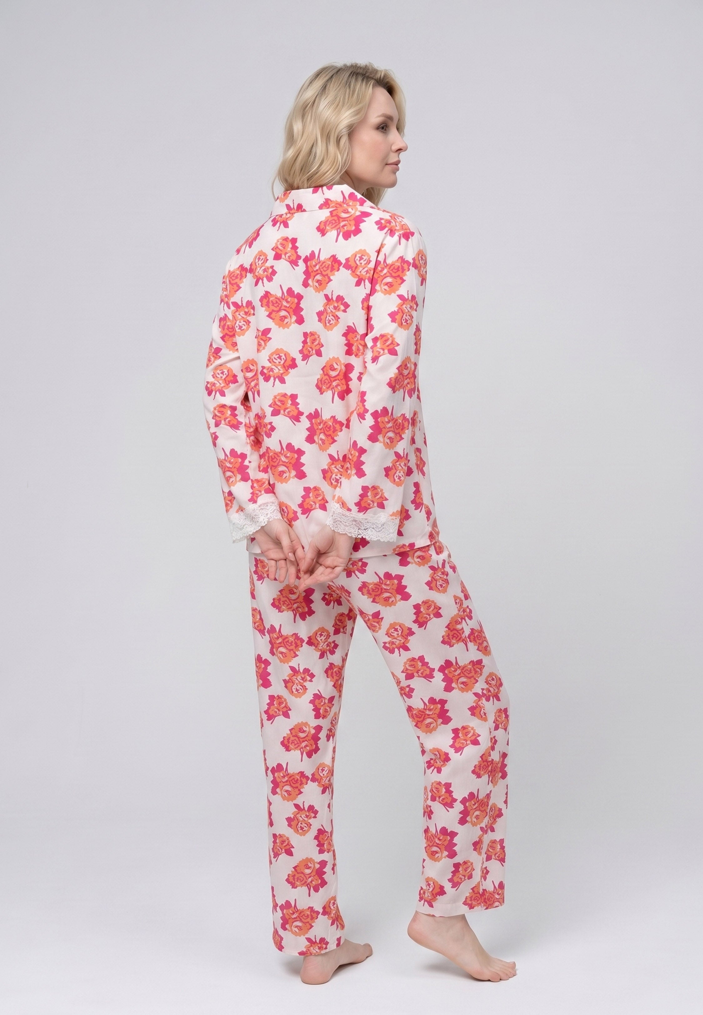 Femme portant un pyjama deux pièces chemise boutonnée manches longues dentelle imprimé fleuri aquarelle orange et pantalon long assorti Rosabella Summer