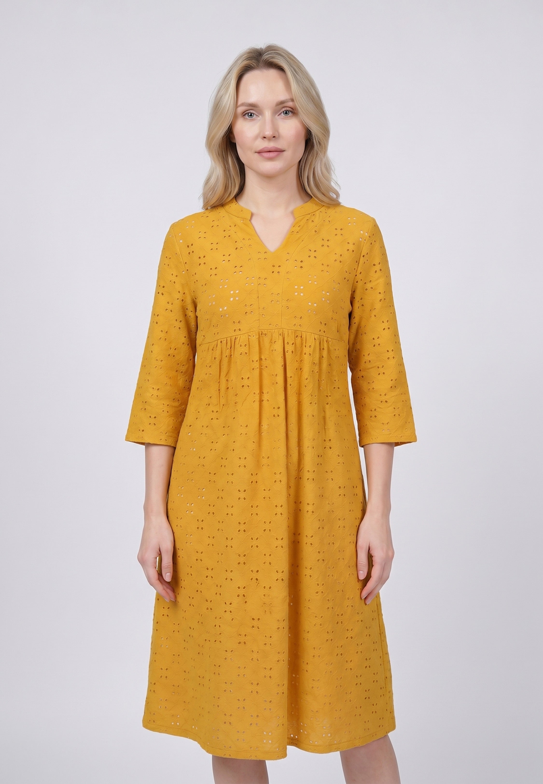 Robe midi col V fendu manches 3/4 intégralement en broderie anglaise florale jaune moutarde