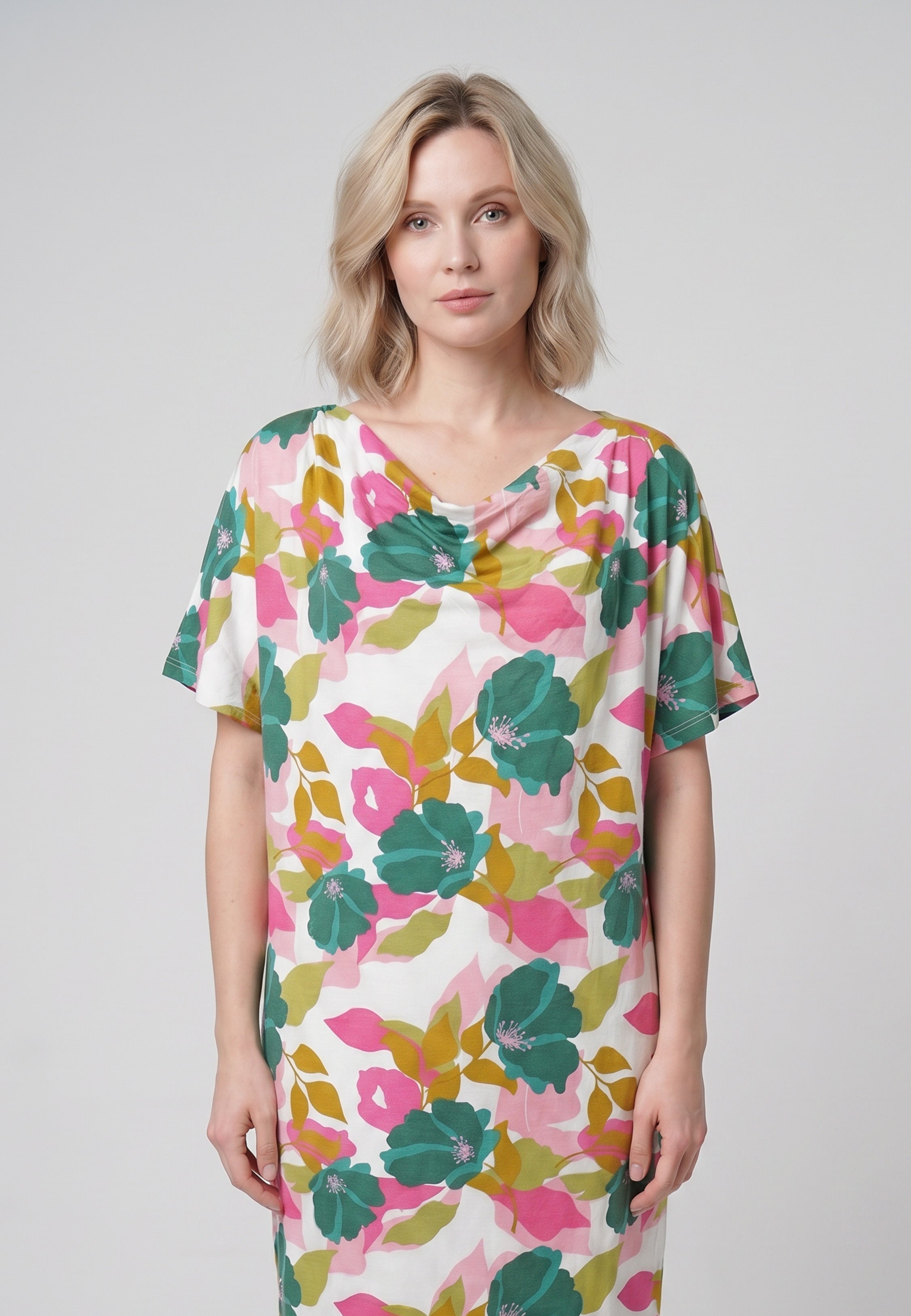 Femme portant une robe de nuit midi col drapé manches courtes imprimé floral jaune rose et blanc Rosabella Garden Rose