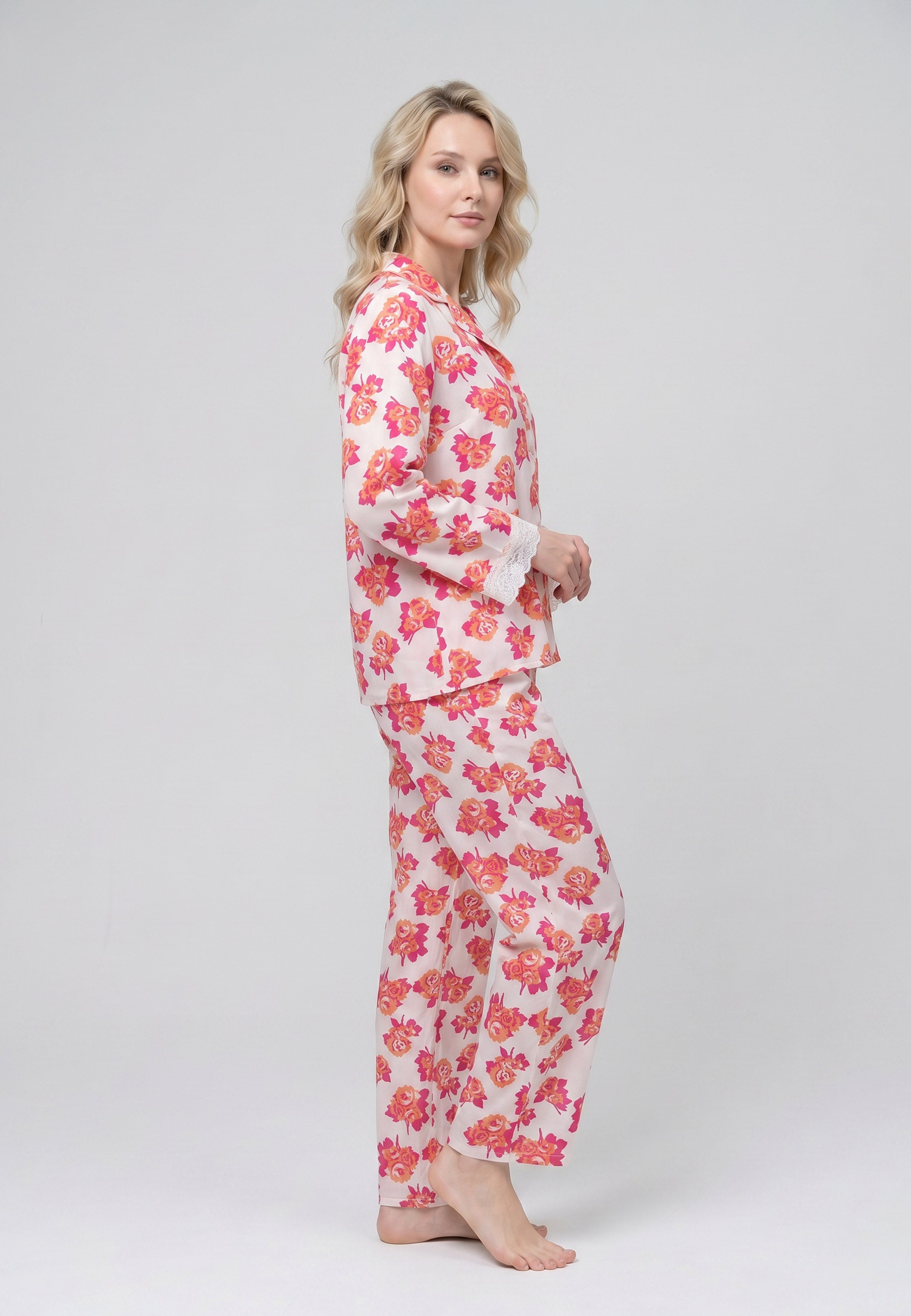 Femme portant un pyjama deux pièces chemise boutonnée manches longues dentelle imprimé fleuri aquarelle orange et pantalon long assorti Rosabella Summer