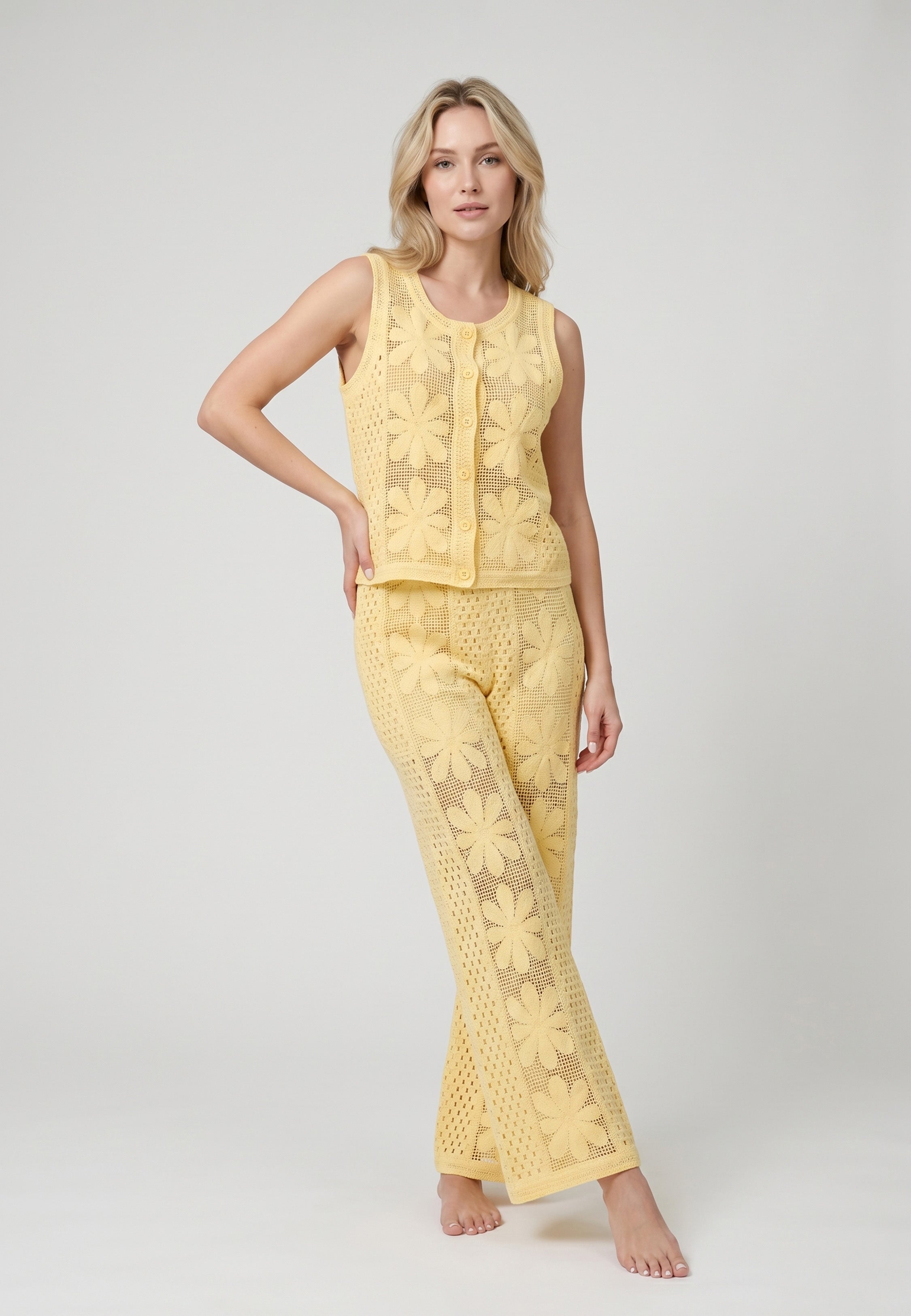 Femme portant un ensemble débardeur boutonné crochet floral ajouré jaune citron et pantalon large crochet assorti Rosabella