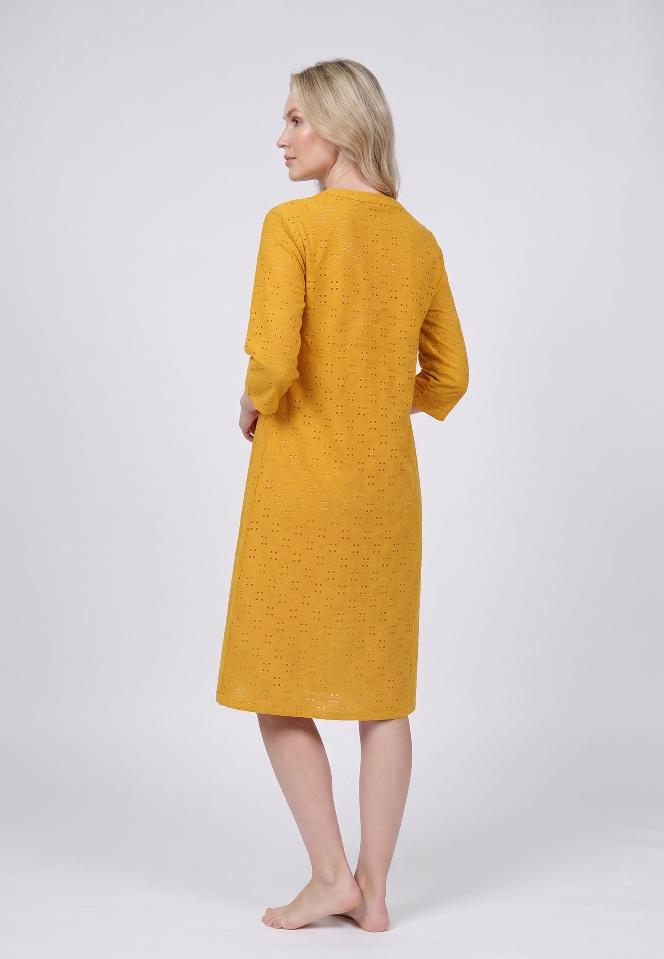 Robe midi col V fendu manches 3/4 intégralement en broderie anglaise florale jaune moutarde