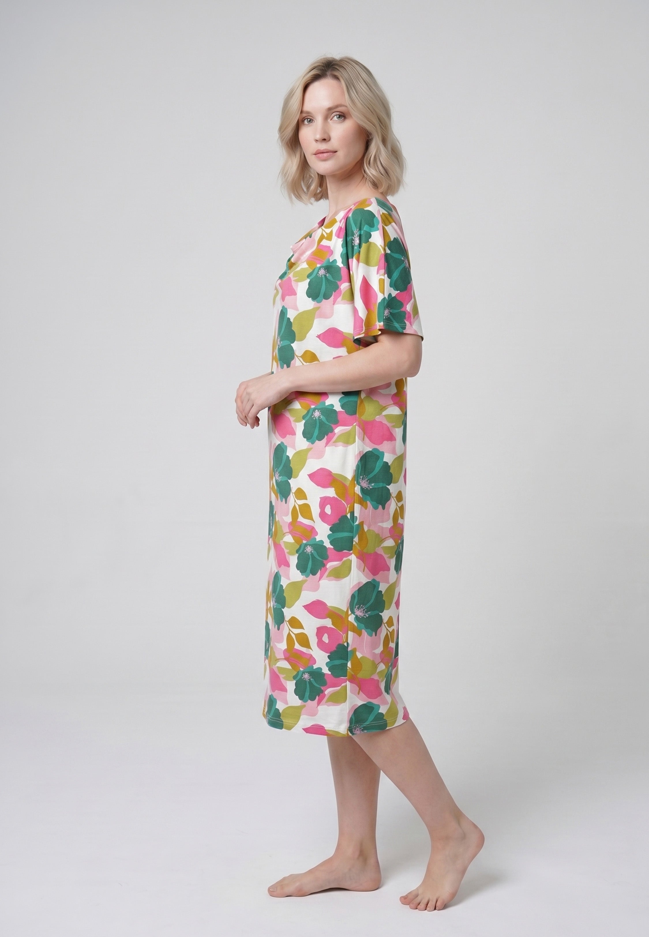 Femme portant une robe de nuit midi col drapé manches courtes imprimé floral jaune rose et blanc Rosabella Garden Rose