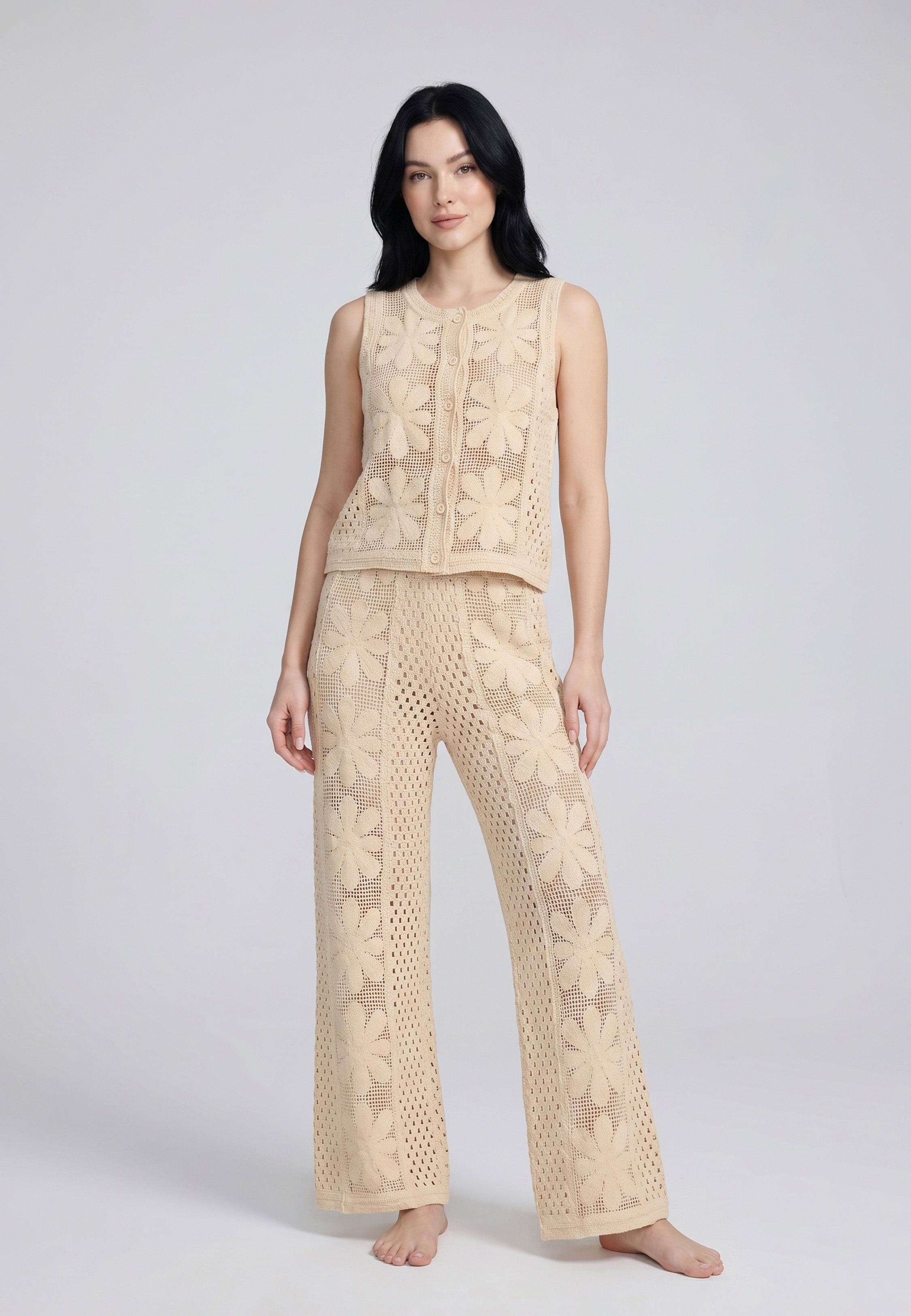 Femme portant un ensemble débardeur boutonné crochet floral ajouré sable et pantalon large crochet assorti Rosabella