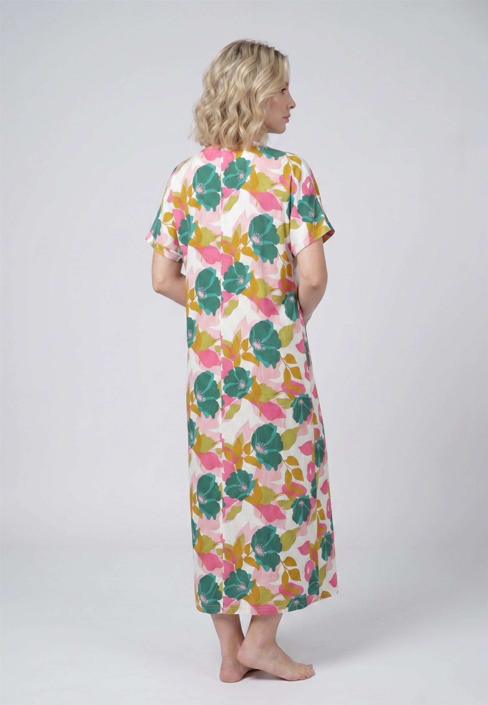 Femme portant une robe de nuit midi col drapé manches courtes imprimé floral jaune rose et blanc Rosabella Garden Rose