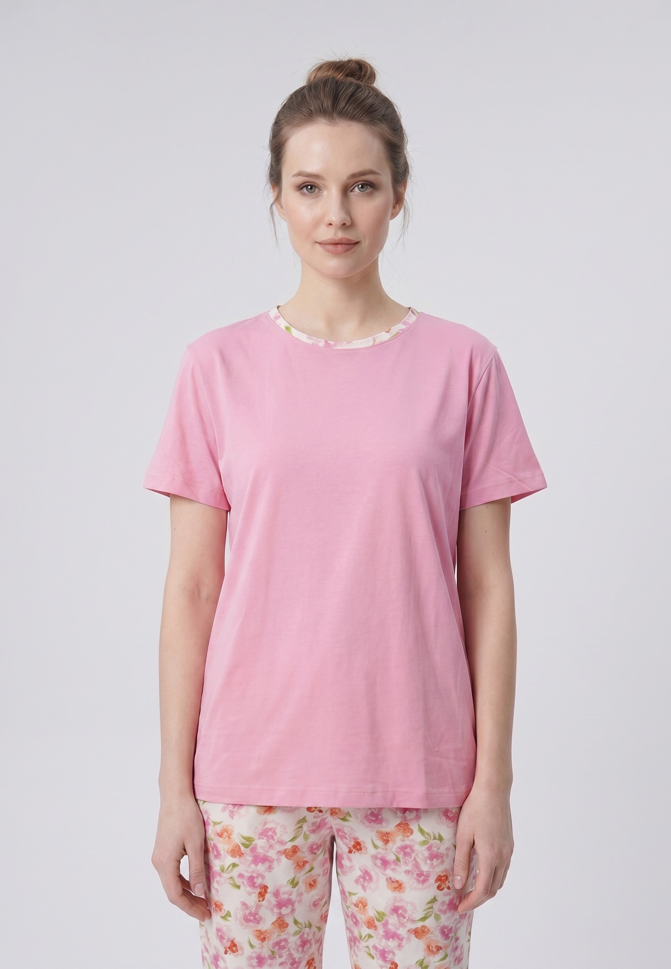Femme portant un pyjama deux pièces t-shirt rose col rond liseré fleuri et pantalon long imprimé fleuri multicolore Rosabella Floralys