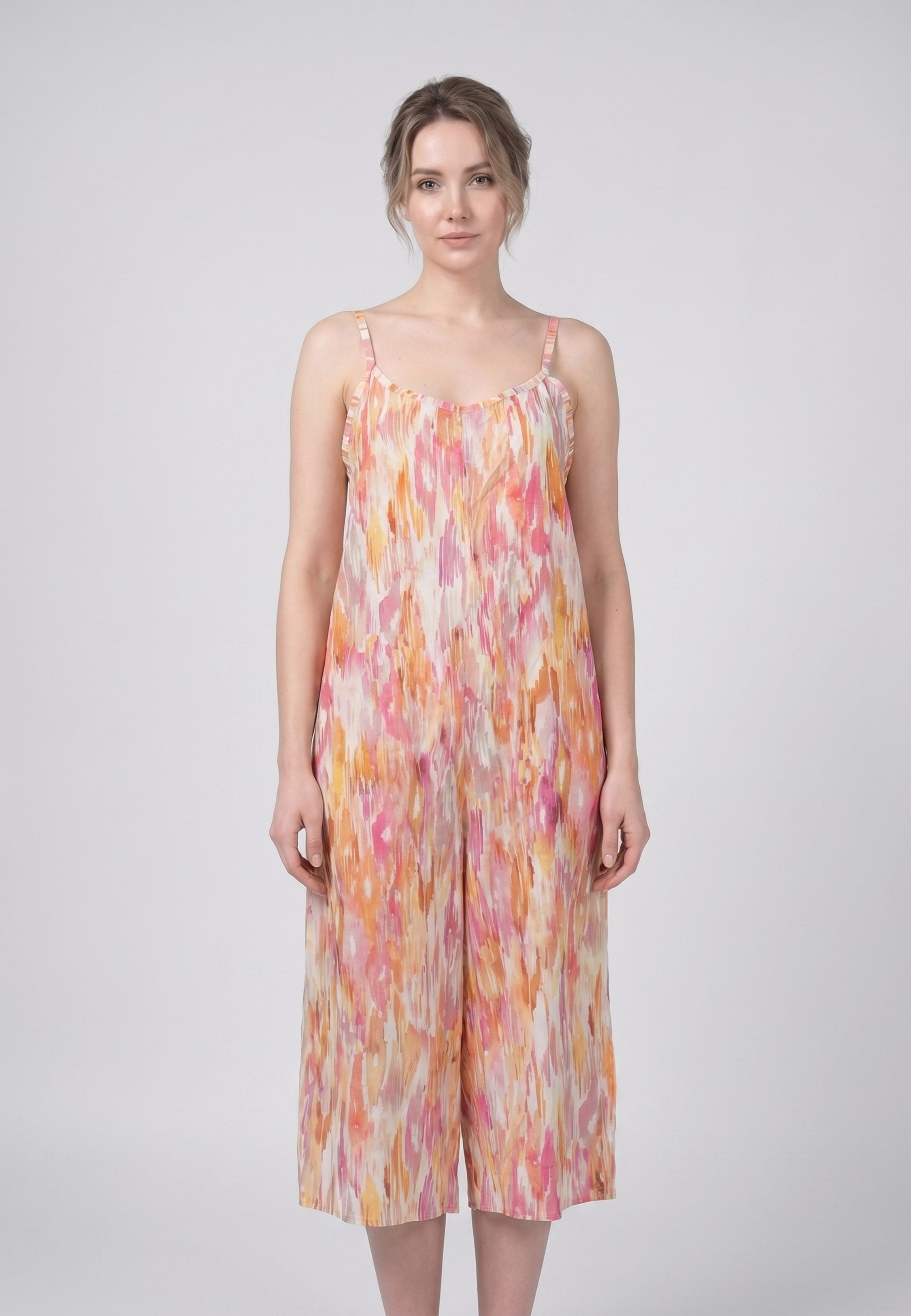 Femme portant une robe de nuit longue bretelles larges col froncé imprimé aquarelle abstrait multicolore jaune et orangé Rosabella Soft Embrace