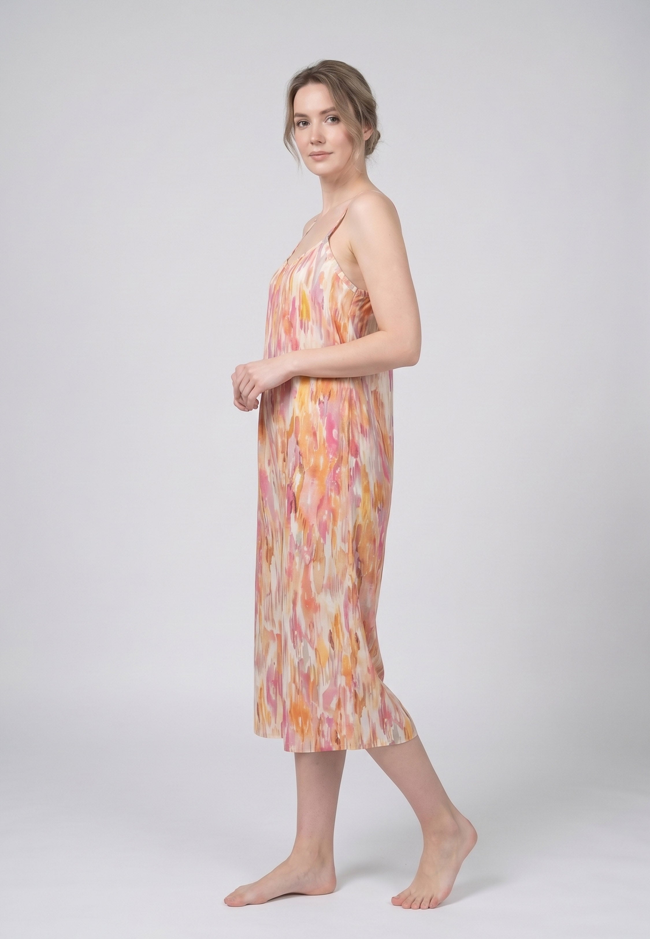 Femme portant une robe de nuit longue bretelles larges col froncé imprimé aquarelle abstrait multicolore jaune et orangé Rosabella Soft Embrace