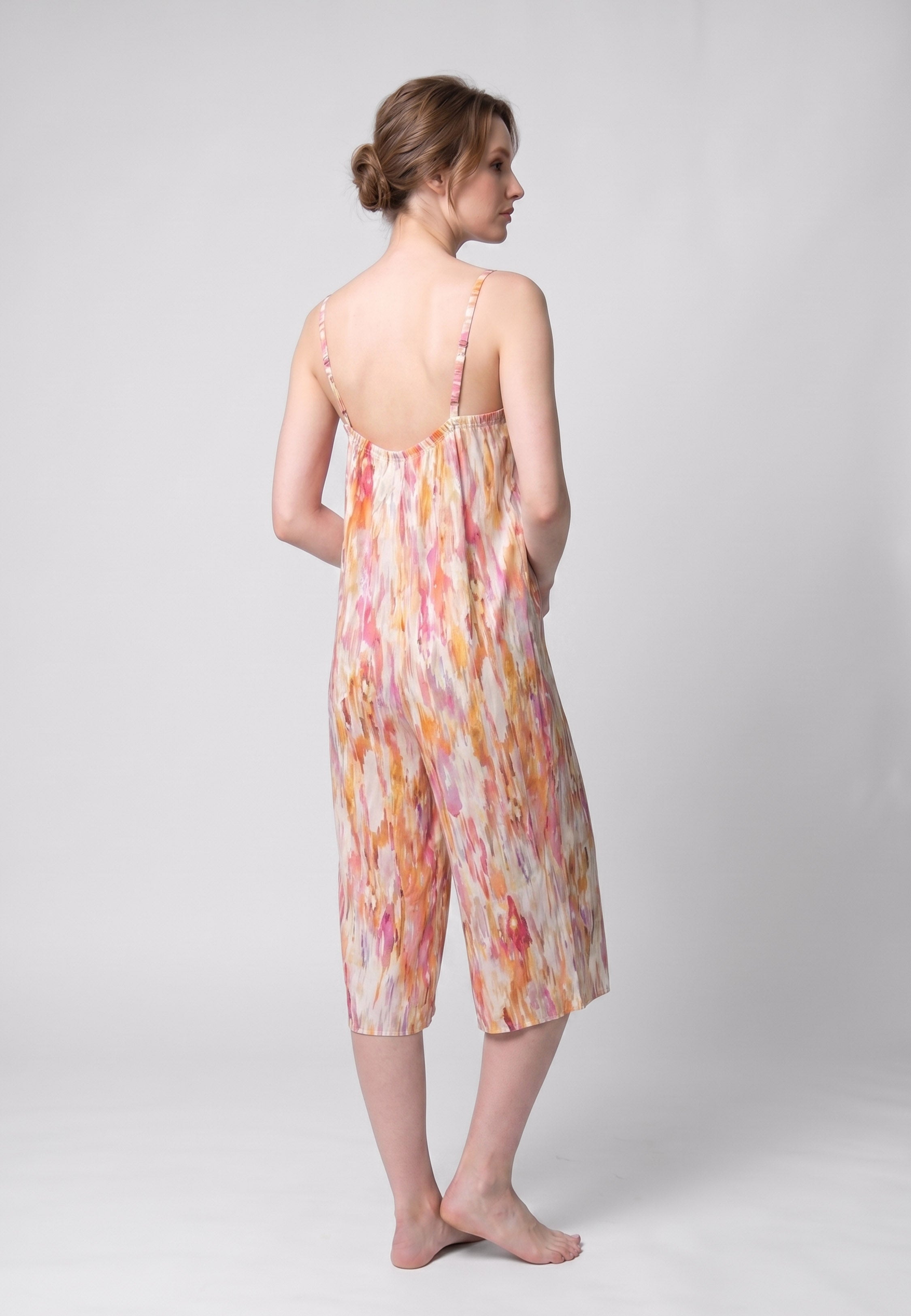 Femme portant une robe de nuit longue bretelles larges col froncé imprimé aquarelle abstrait multicolore jaune et orangé Rosabella Soft Embrace