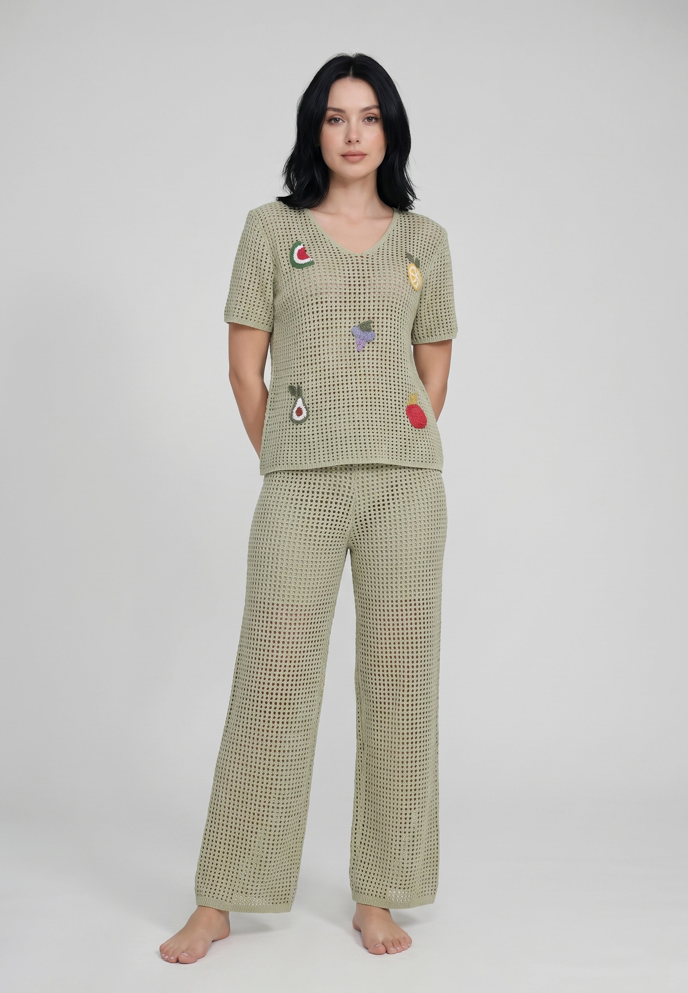Femme portant un ensemble t-shirt col V maille ajourée sable appliqués fruits 3D multicolores et pantalon large assorti Rosabella