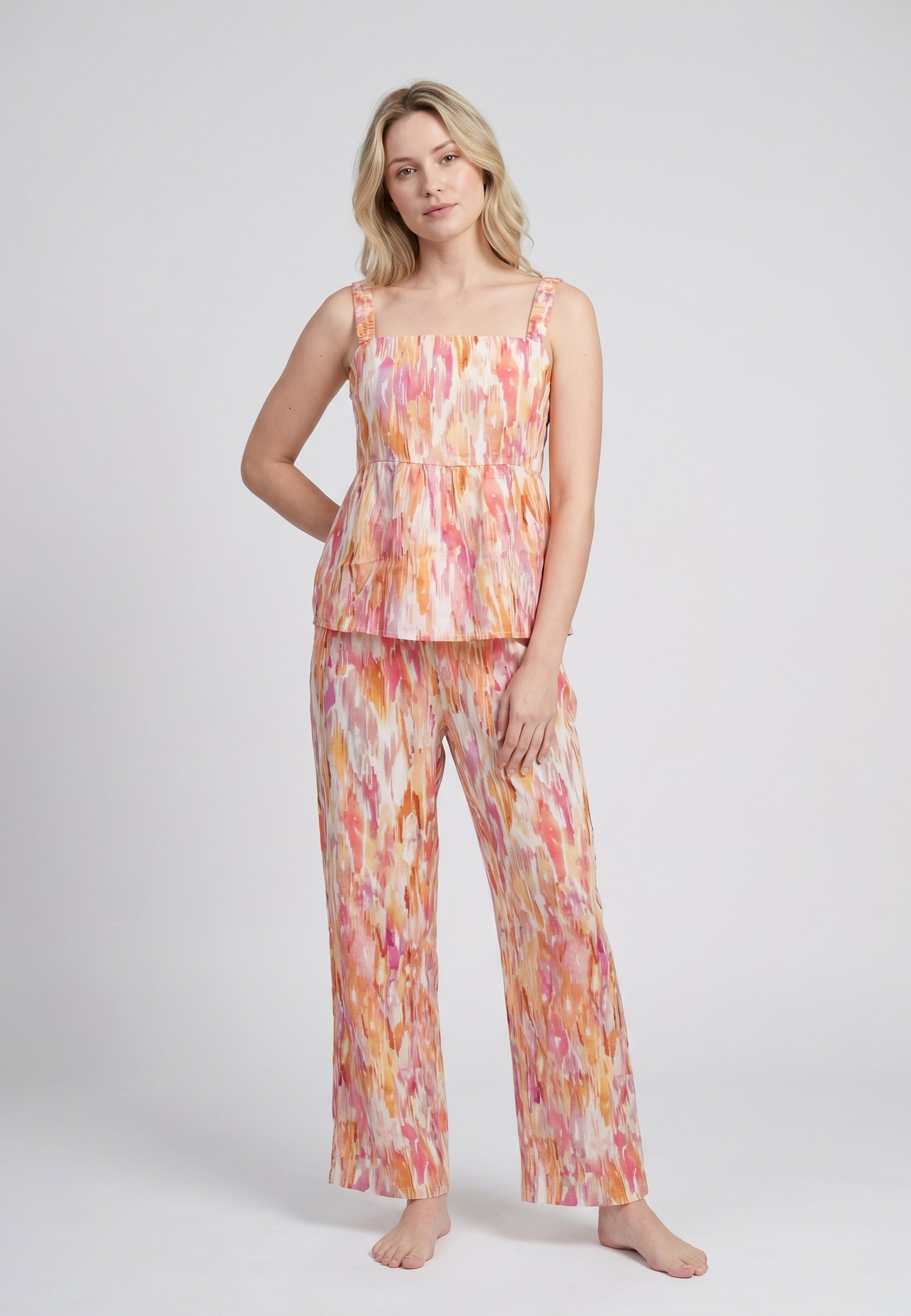 Femme portant un pyjama deux pièces débardeur col carré froncé et pantalon large imprimé aquarelle abstrait multicolore jaune Rosabella Soft Embrace