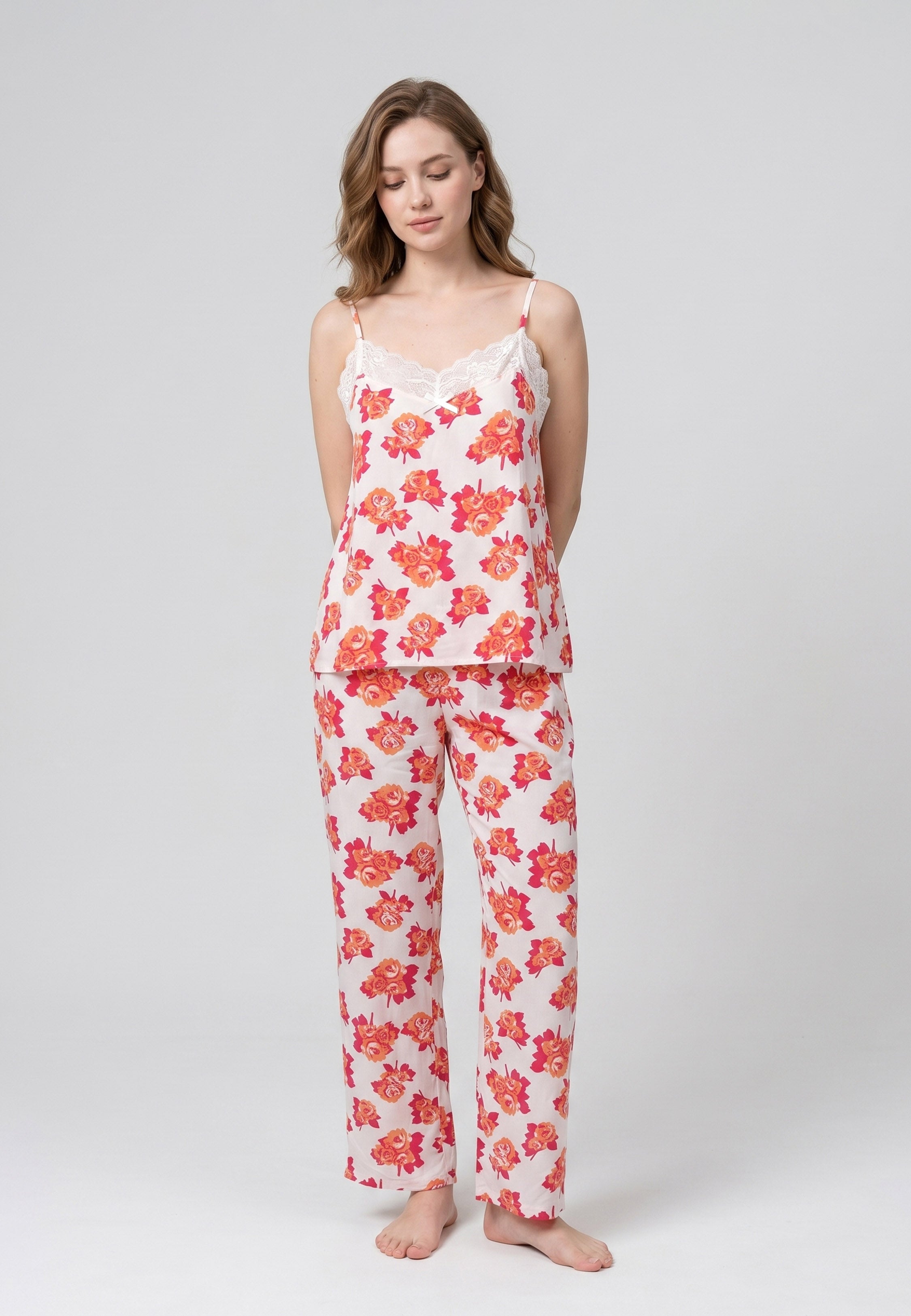 Femme portant un pyjama deux pièces camisole col V dentelle et pantalon long imprimé fleuri multicolore orange Rosabella Summer Time