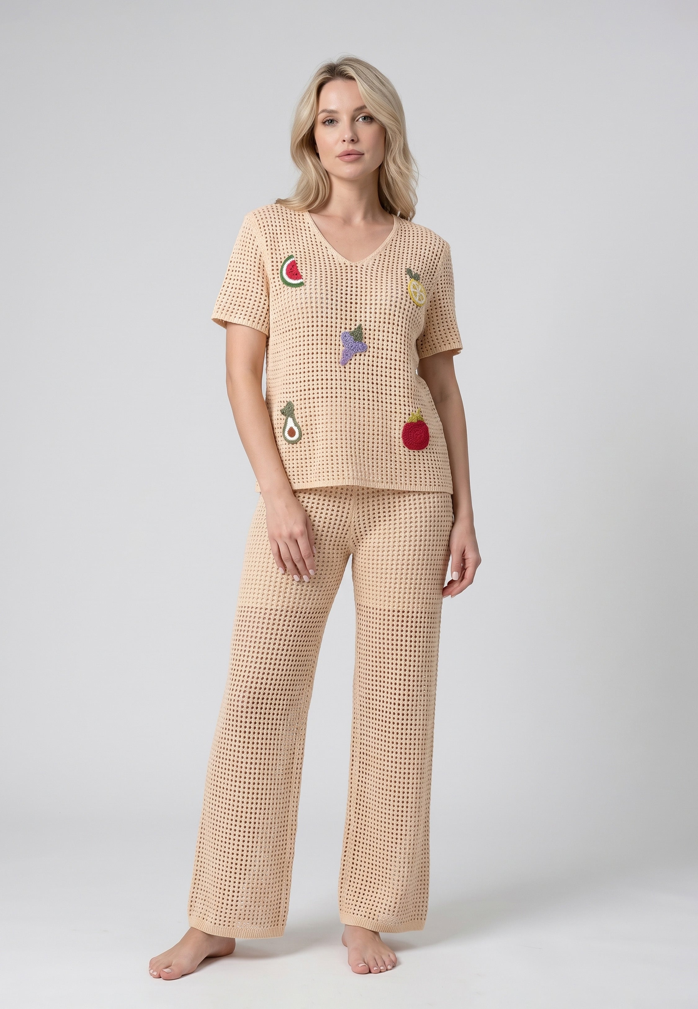 Femme portant un ensemble t-shirt col V maille ajourée vert sauge appliqués fruits 3D multicolores et pantalon large assorti Rosabella