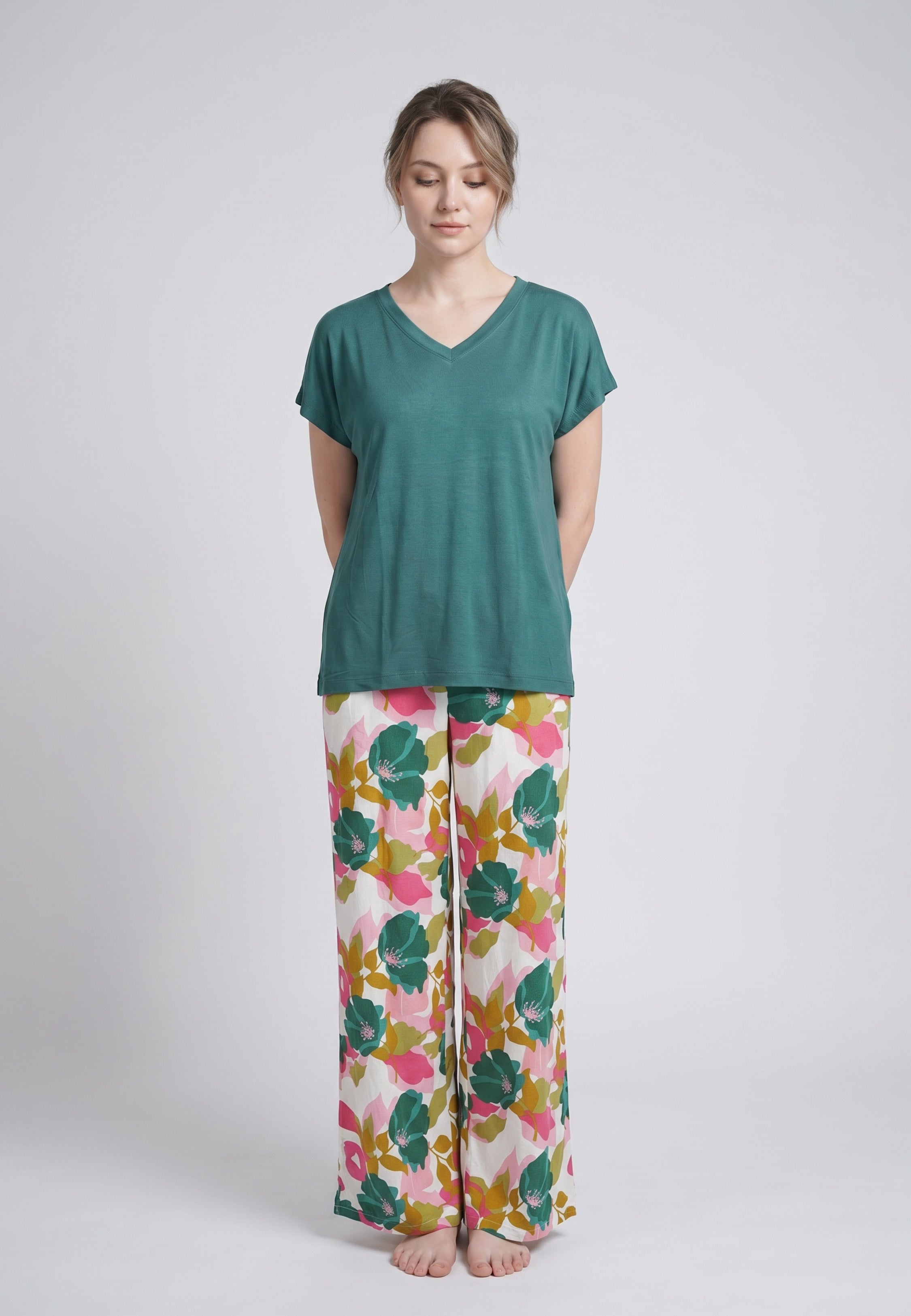 Femme portant un pyjama deux pièces t-shirt col V vert uni et pantalon large imprimé aquarelle vert et blanc Rosabella Mellow Moments