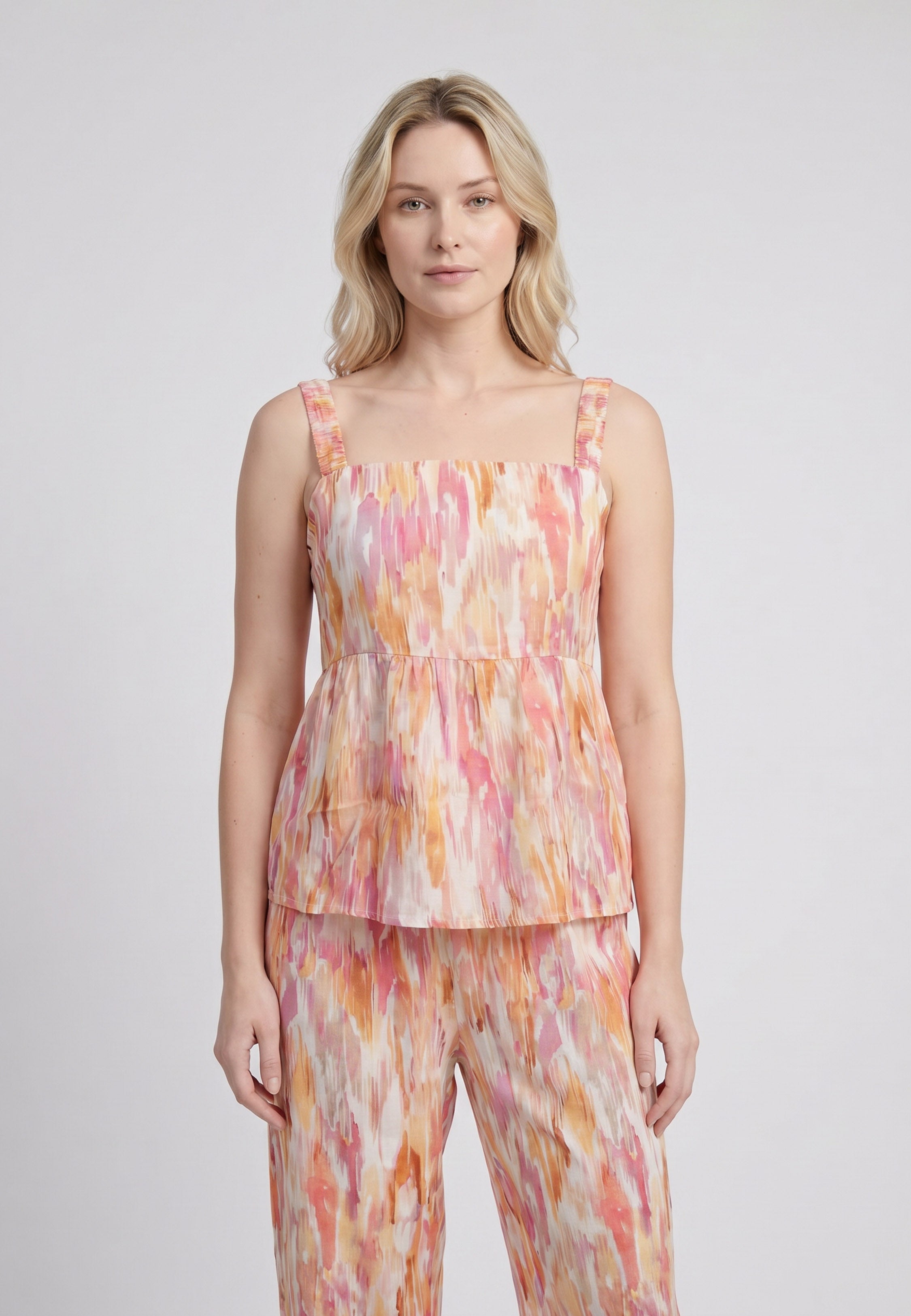 Femme portant un pyjama deux pièces débardeur col carré froncé et pantalon large imprimé aquarelle abstrait multicolore jaune Rosabella Soft Embrace